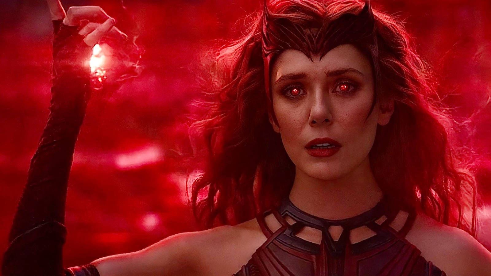 旺達·馬克希莫夫猩紅女巫 壁紙 — Wanda Maximoff 喺熾熱嘅深紅色背景下，用發光嘅眼睛同飄逸嘅頭髮引導紅色能量。