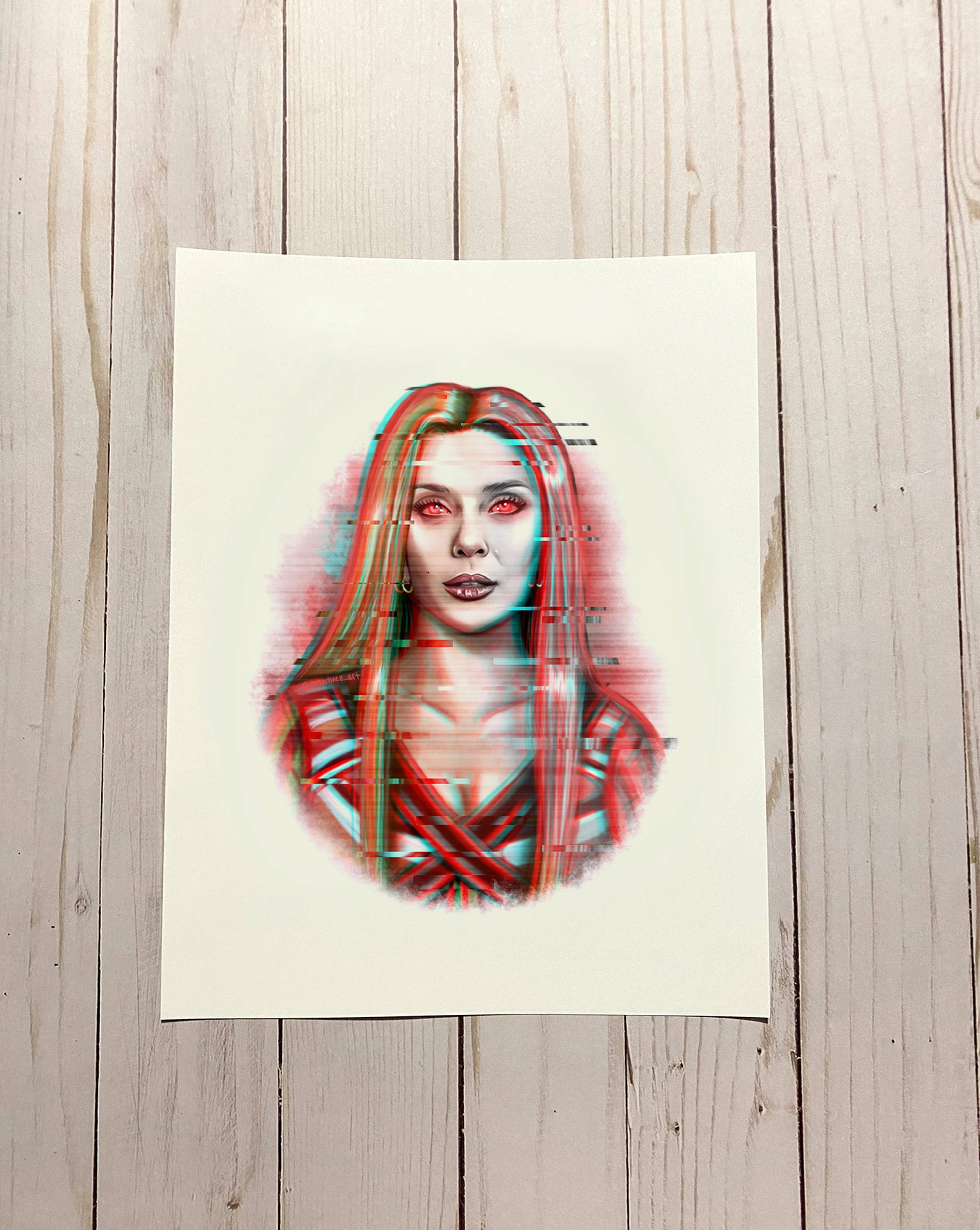 旺達·馬克希莫夫畫作 壁紙 — 一幅故障藝術風格的女性肖像，紅眼，扭曲的數位線條疊加在奶油色紙上，背景為淺色木材。