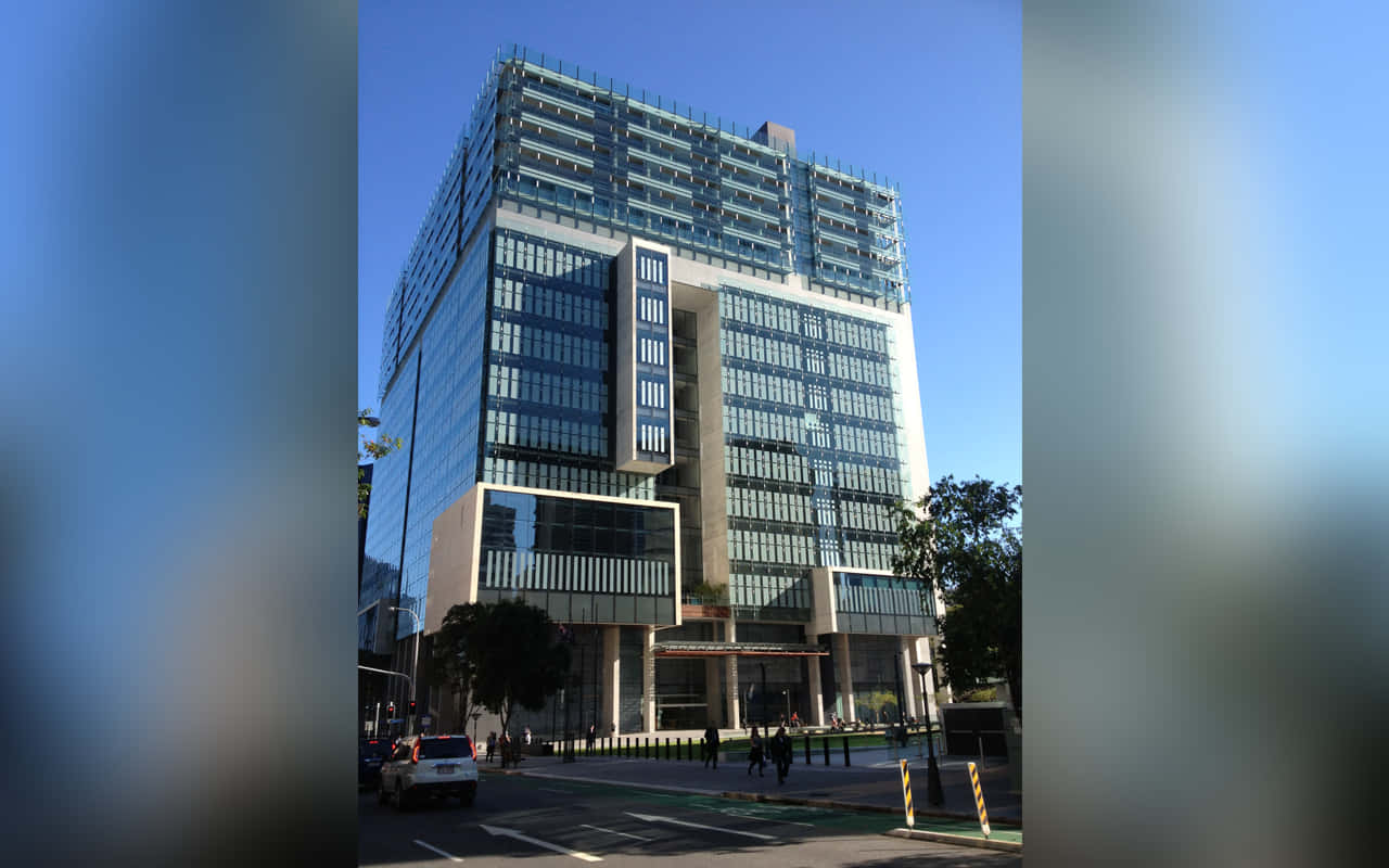 在城市環境中聳立的現代辦公大樓，採用玻璃幕牆和混凝土結構。