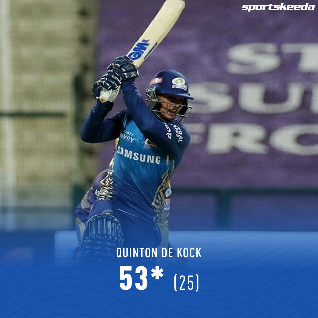昆頓·德科克握棒姿勢 壁紙 — 板球運動員 Quinton de Kock 身穿藍色制服，在夜間比賽中揮動球棒，並帶有統計數據覆蓋層。