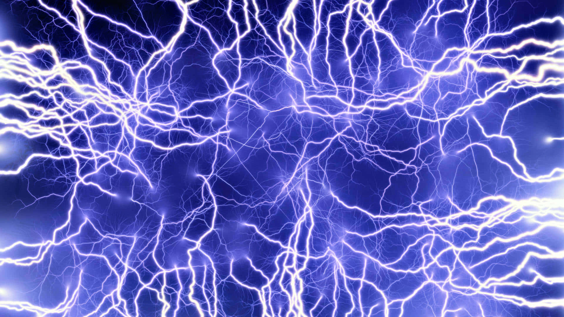 明亮動感的閃電在夜空中閃耀 壁紙 — 生動的電藍色閃電在黑暗的天空中劈啪作響，呈現出動感而強大的展示。