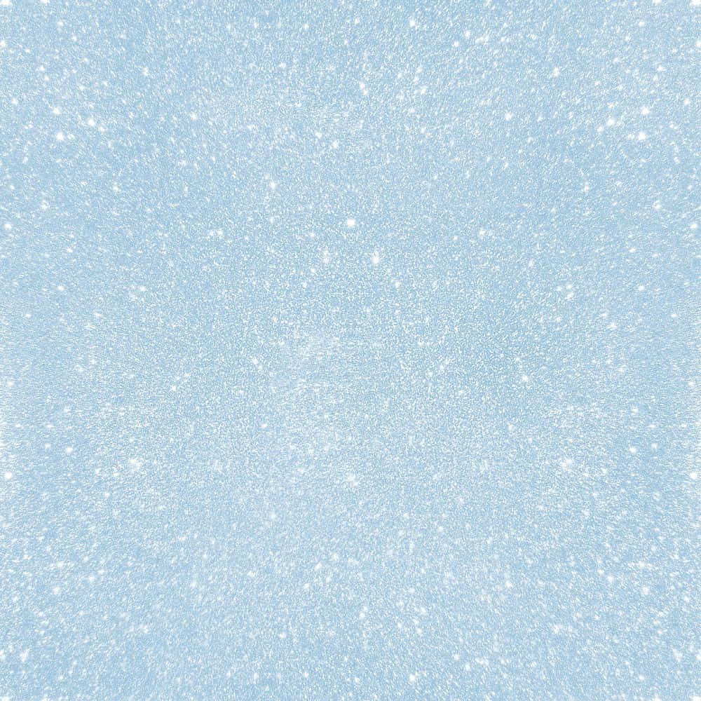 明亮吸睛的藍色水彩背景 壁紙 — 柔和的淺藍色背景，點綴著細小的白色閃粉顆粒，營造出精緻閃爍的質感。