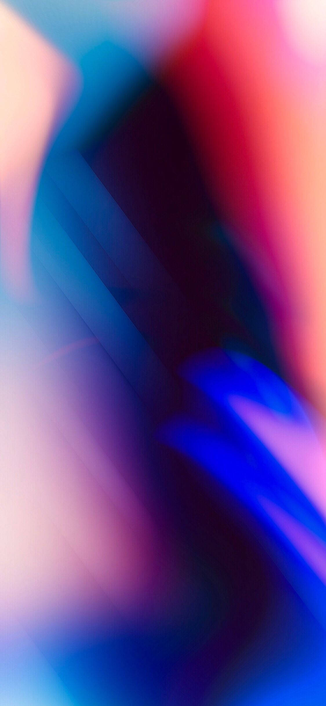 明亮多彩的 iPhone 藍紅模糊壁紙 壁紙 — 充滿活力的抽象模糊效果，電光藍、粉紅和紅色條紋沿對角線流過畫面。