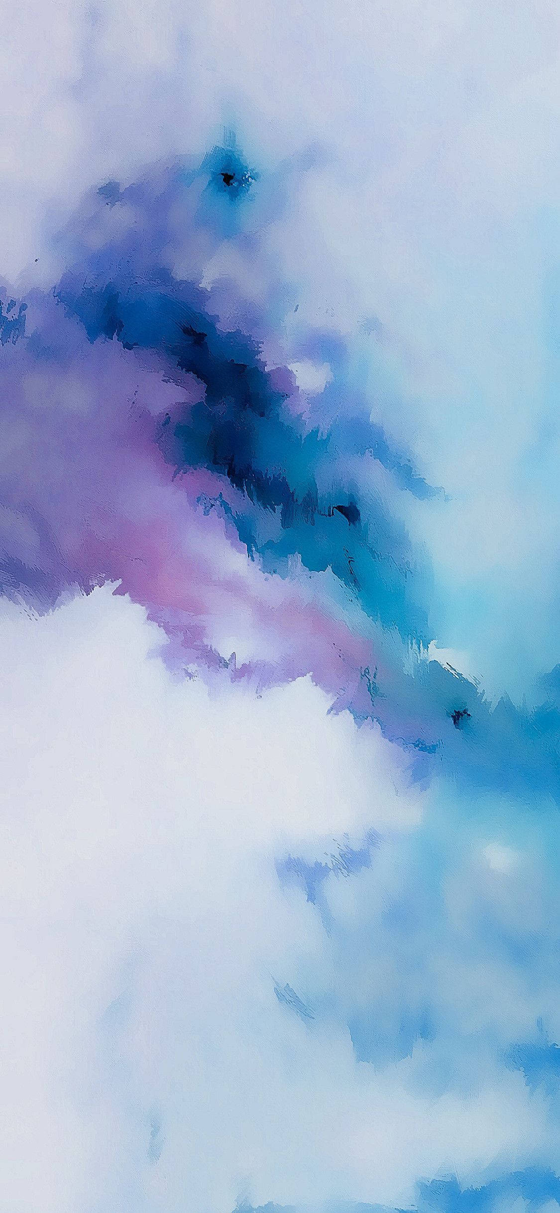 明亮多彩的 iPhone 藍色筆觸壁紙 壁紙 — 柔和的水彩雲朵在粉藍、紫和白色中旋轉，營造出夢幻飄渺的天空場景。