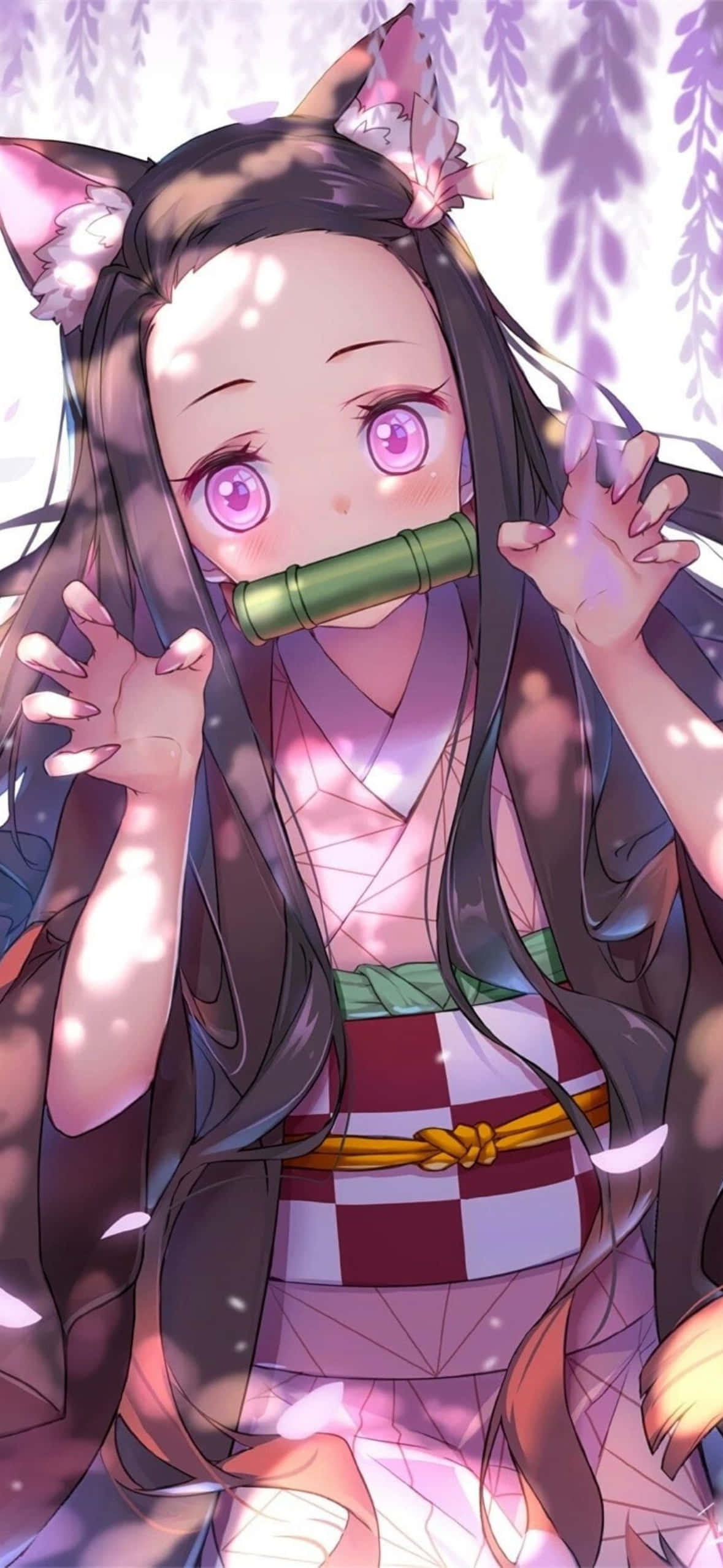 明亮多彩的自然風景 壁紙 — 一個可愛的動漫女孩，長著貓耳朵和紫色眼睛，在柔軟的粉紅色櫻花花瓣下拿著竹笛。