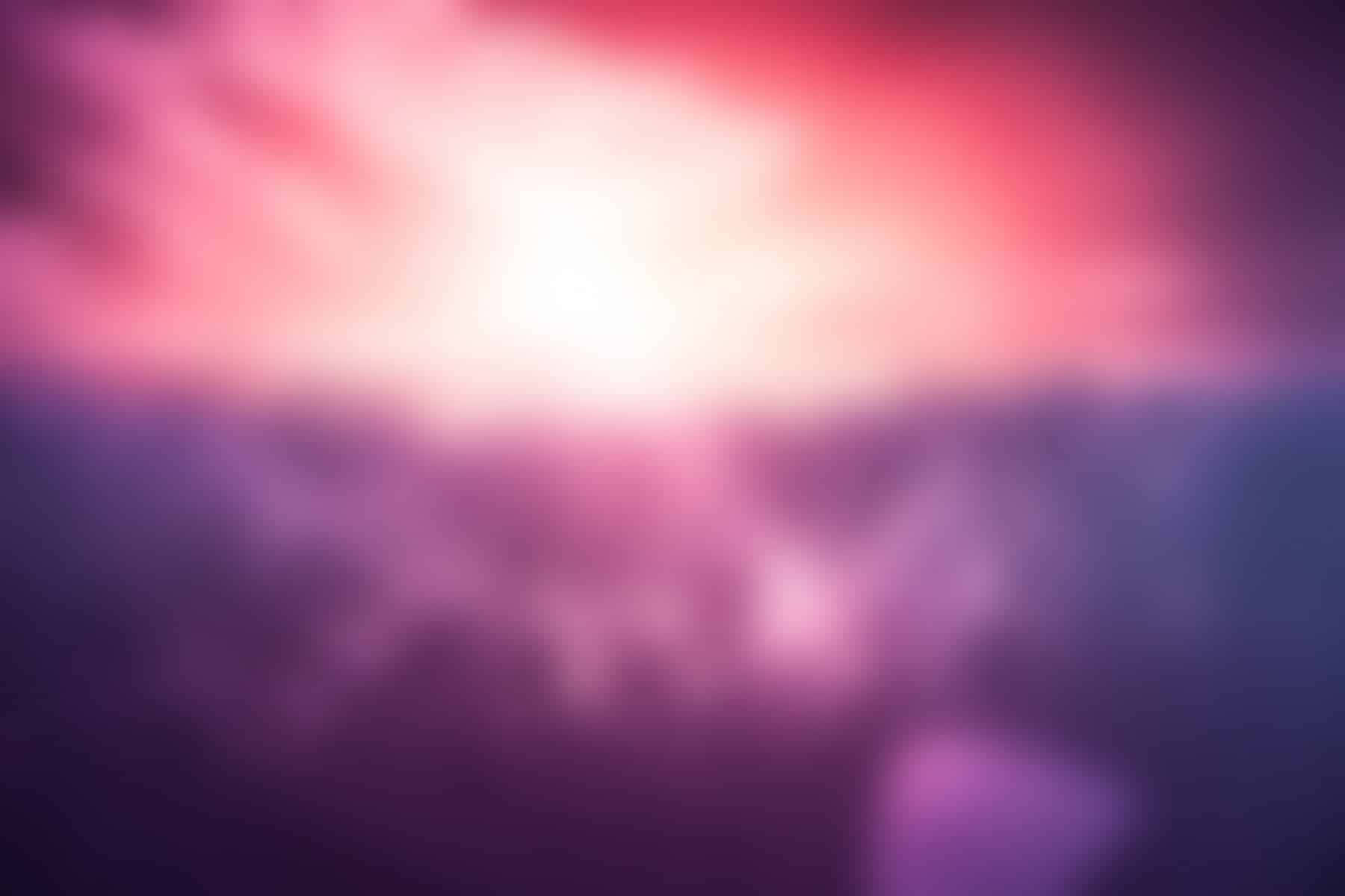 明亮太陽模糊 Zoom 背景 壁紙 — 粉紅、紫色和藍色的柔和模糊漸變，中心明亮發光，營造出夢幻般的日落或日出氛圍。