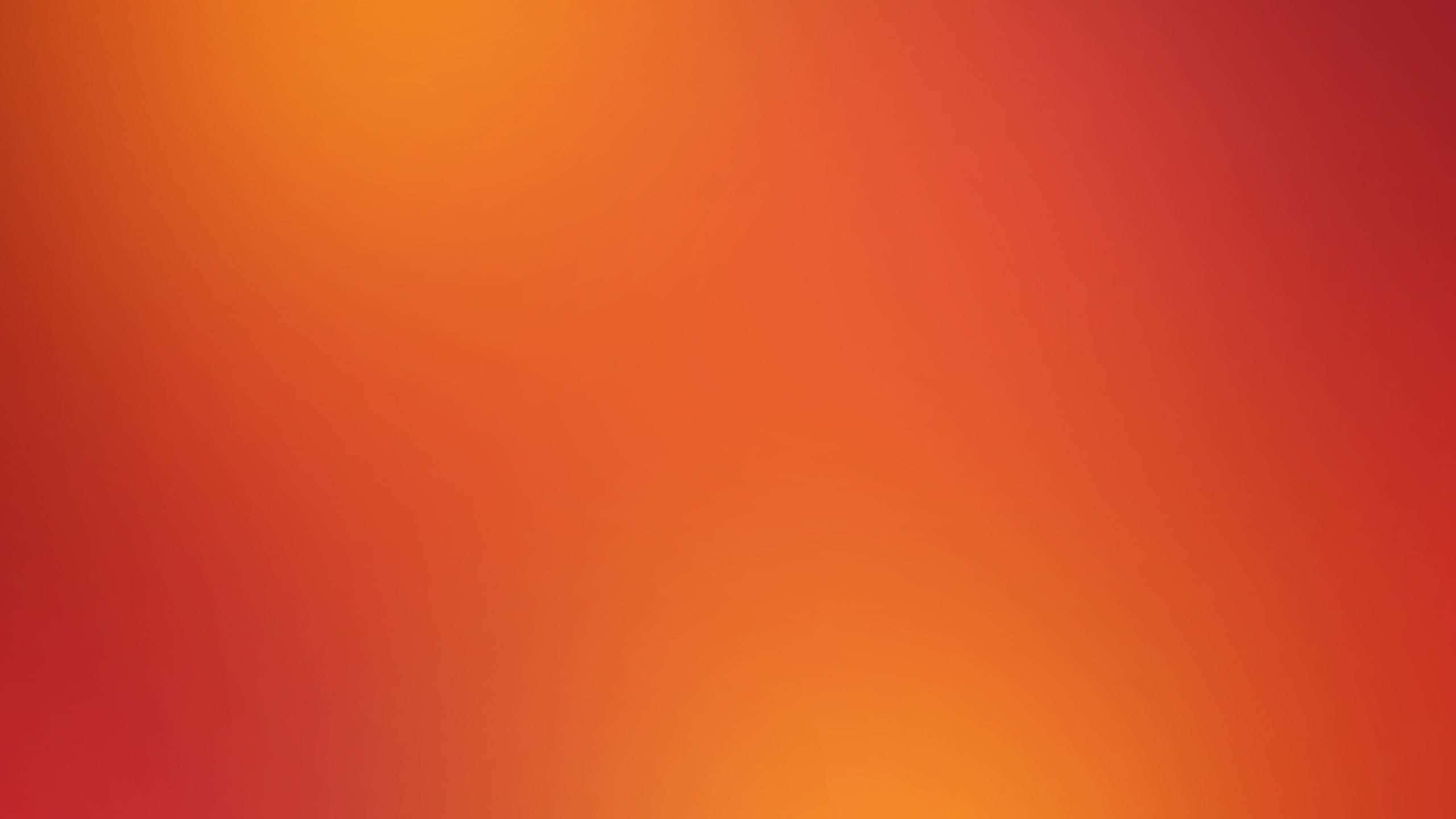 明亮奪目的深橙色背景 壁紙 — 溫暖橙色和紅色色調的平滑漸變，柔和地融合在整個畫面中。