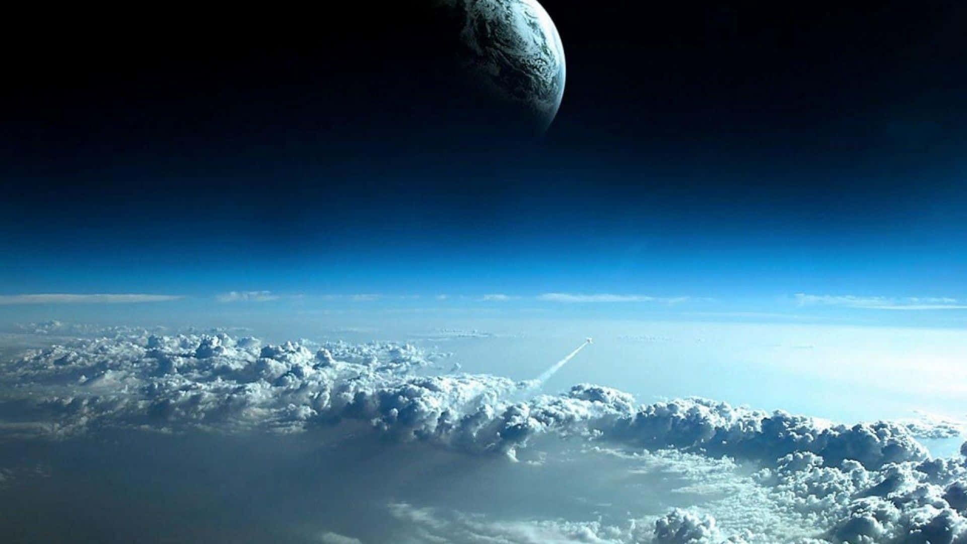 明亮抽象的紅橙色背景 壁紙 — 一枚火箭穿過蓬鬆的白雲，下方是廣闊的藍天，上方黑暗的宇宙中有一個細節豐富的行星隱現。
