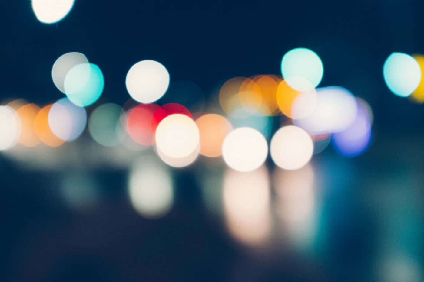 明亮散景燈光 Microsoft Teams 模糊背景 壁紙 — 散景燈光在漆黑的夜空下柔和地閃爍，營造出夢幻般的城市夜景。
