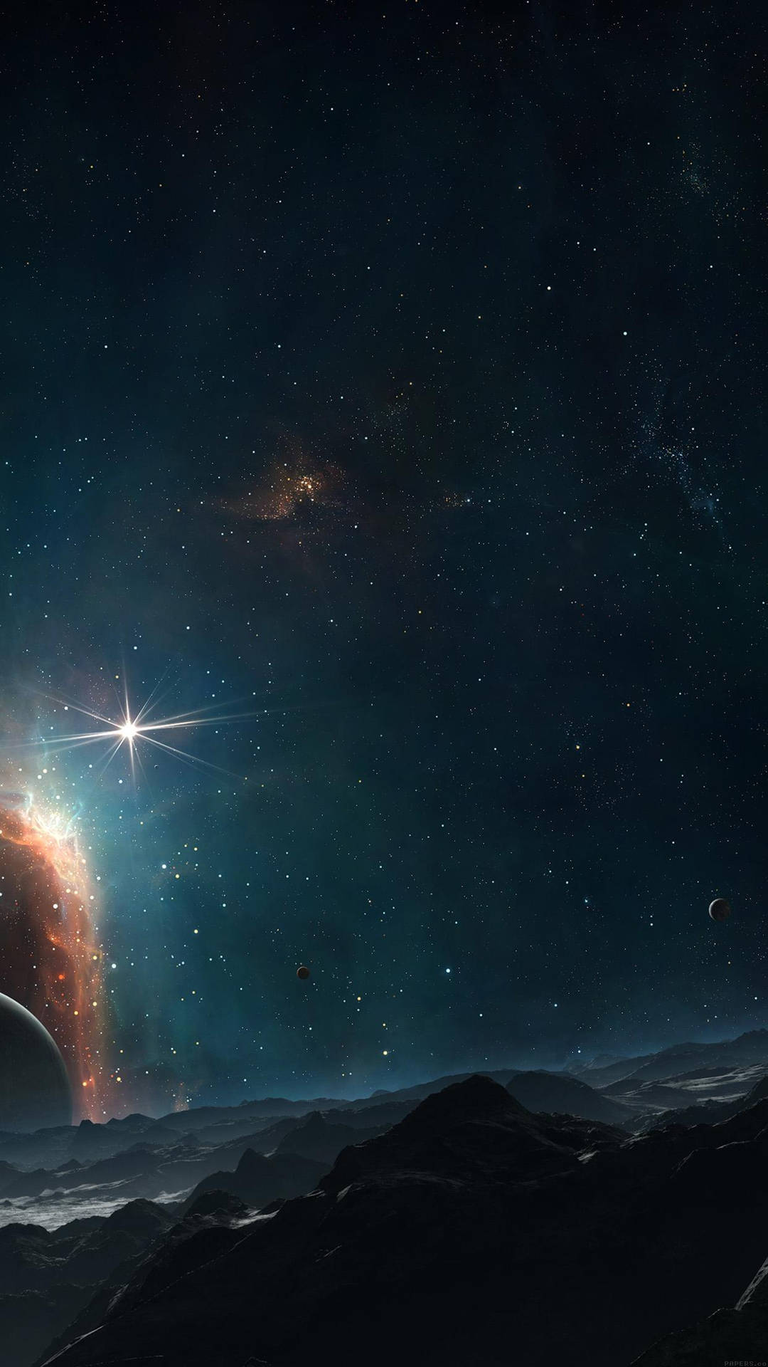 在繁星點點的星雲和發光的宇宙雲下的外星山脈。