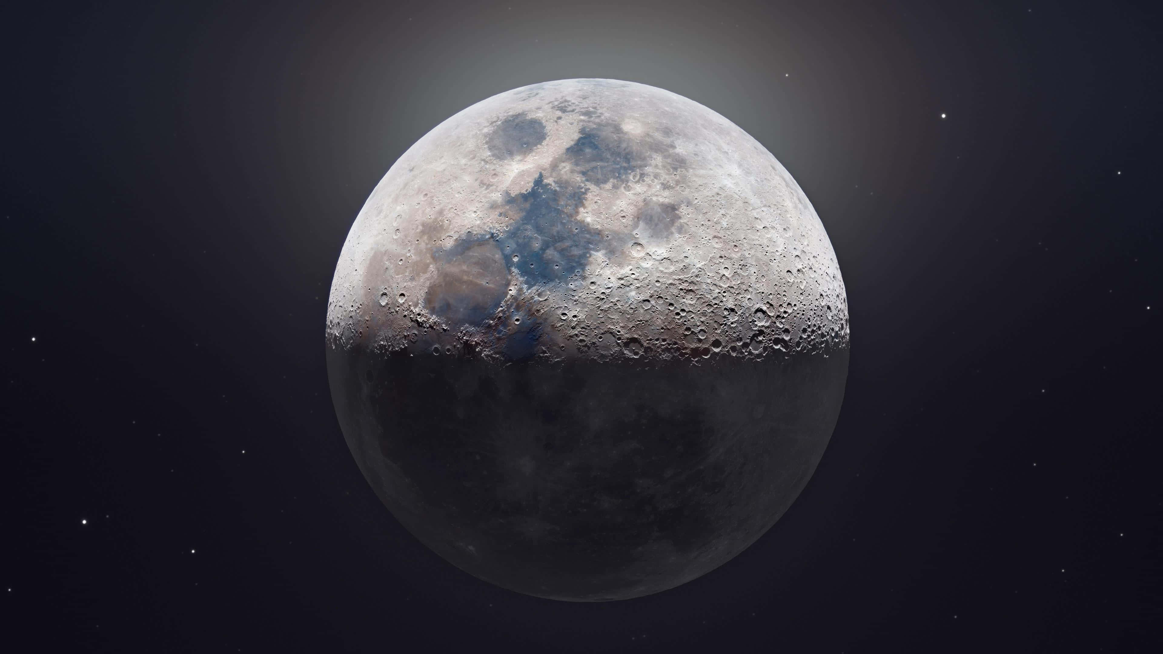 明亮月光滿天星 壁紙 — 月球表面的詳細視圖，隕石坑和月海在繁星點點的夜空下被照亮。