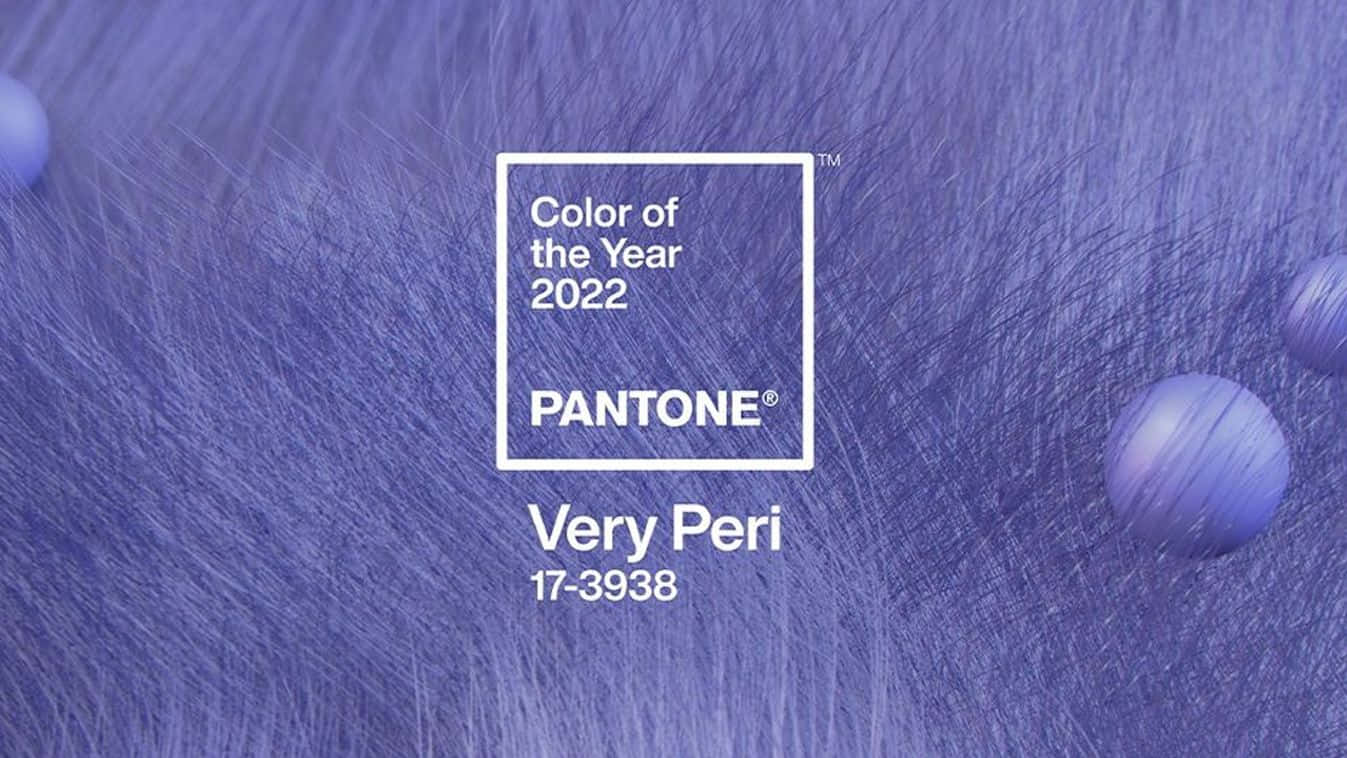 Pantone 的 Very Peri 色票，在紫色紋理背景上帶有浮動球體。