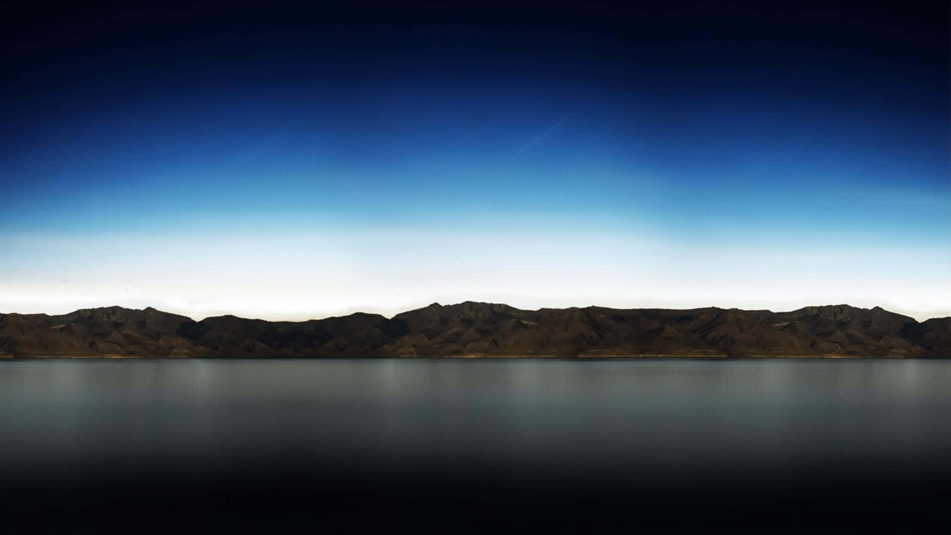 明亮活力的iPad主頁 壁紙 — 寧靜的黃昏湖面映照著遠山，天空呈現漸變藍色並逐漸褪為白色。