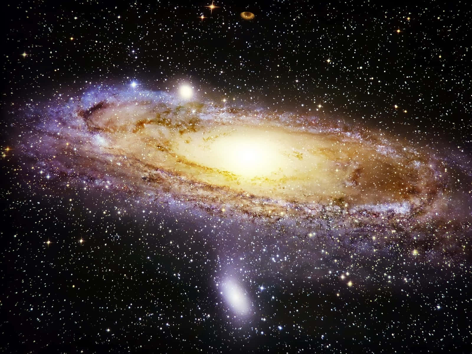 明亮深空圖像 壁紙 — 一個令人嘆為觀止的螺旋星系，在繁星點點的宇宙背景下閃耀著金色和紫色的光芒。