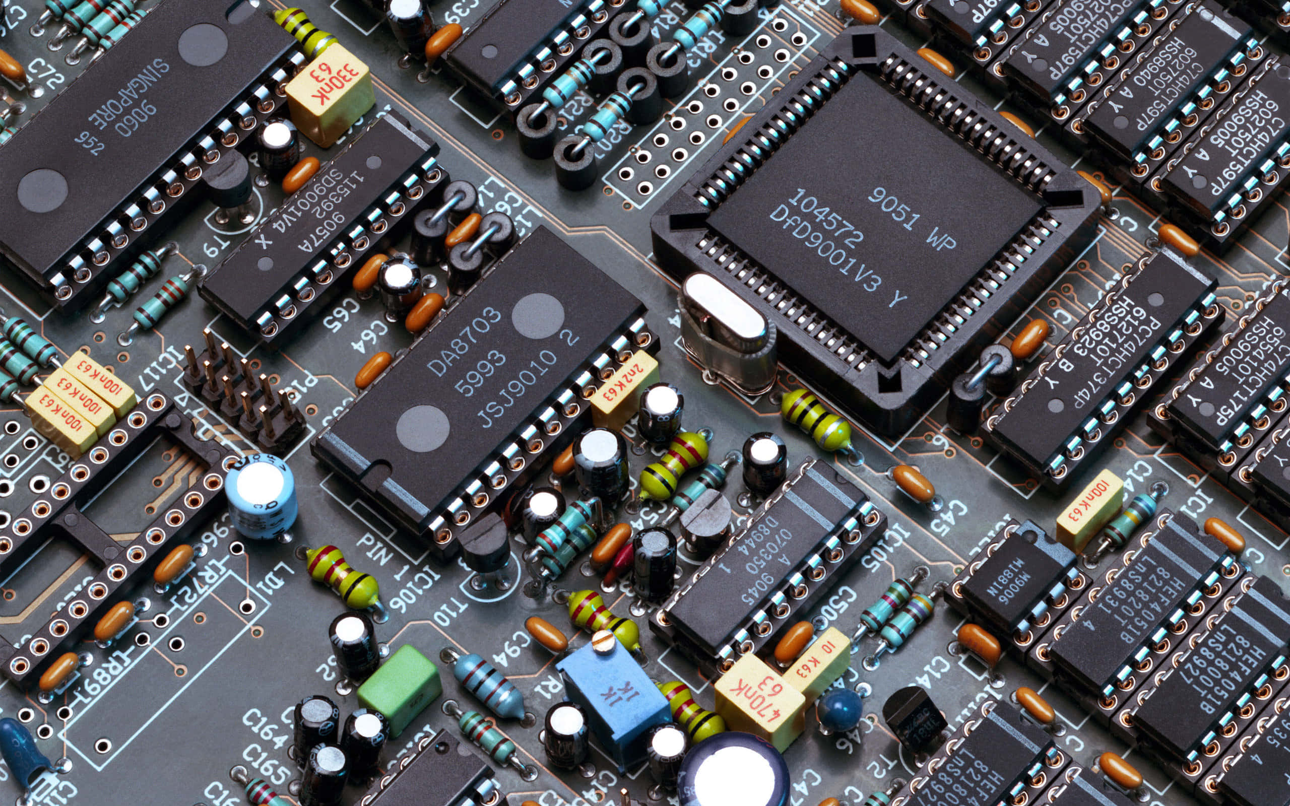 Electronics 桌布 壁紙 — 明亮燈光下，密集電路板嘅特寫，上面有彩色電阻同標籤咗嘅微型晶片。
