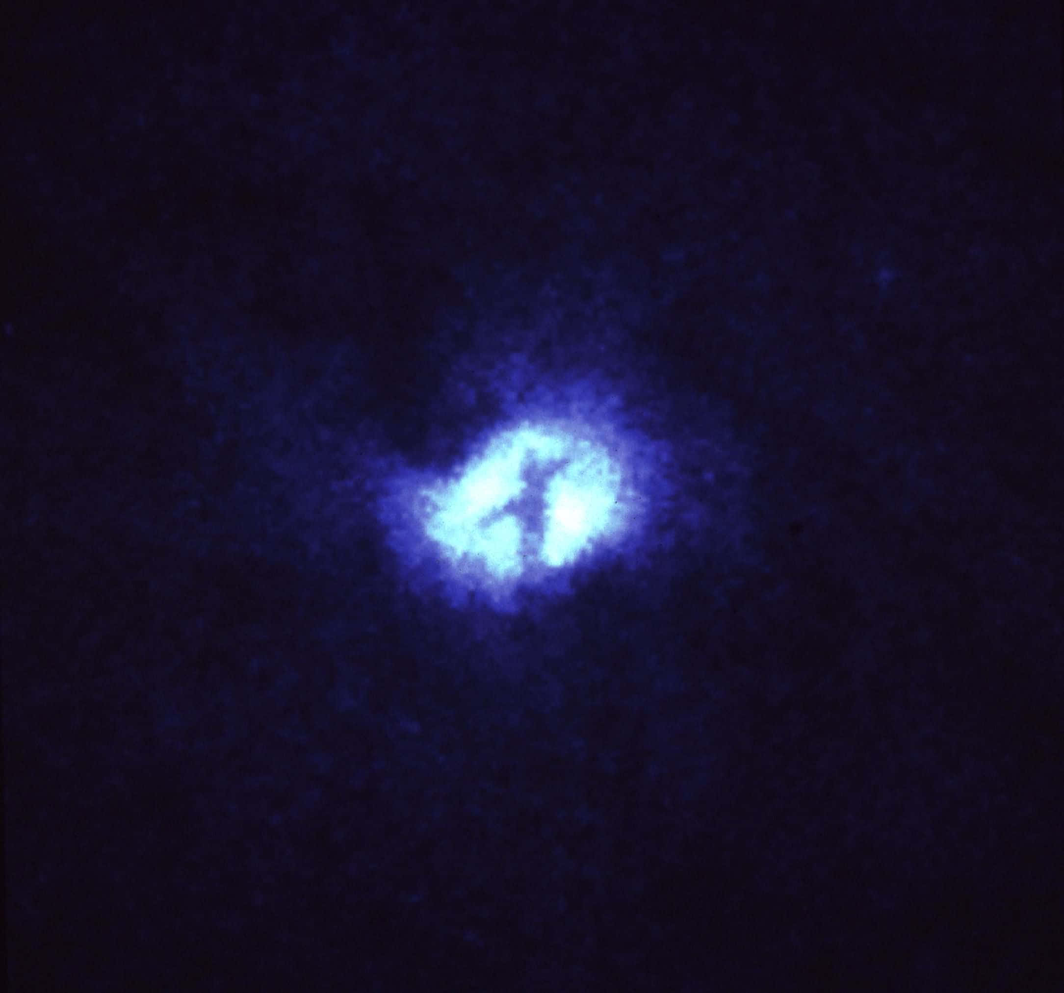 Whirlpool Galaxy 桌布 壁紙 — 明亮的藍色星雲狀光芒在深邃黑暗的宇宙背景中脈動。