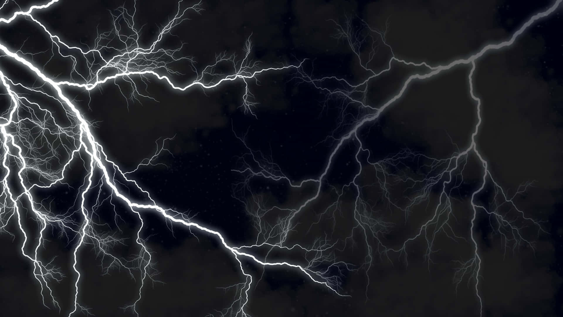 明亮的閃電貫穿夜空 壁紙 — 強烈的白色閃電在深黑色暴風雨天空中劈啪作響，呈現出戲劇性的自然景象。