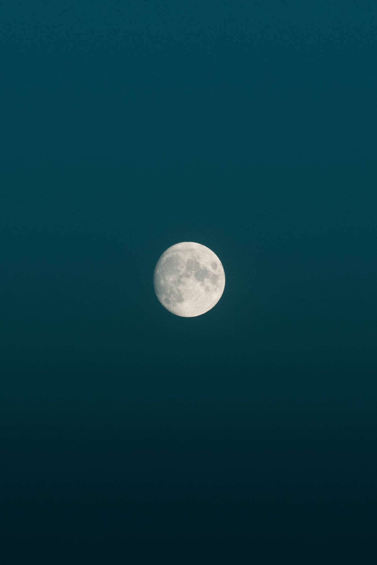 明亮而閃耀 壁紙 — 滿月在深藍綠色夜空柔和發光，帶有細微漸變。