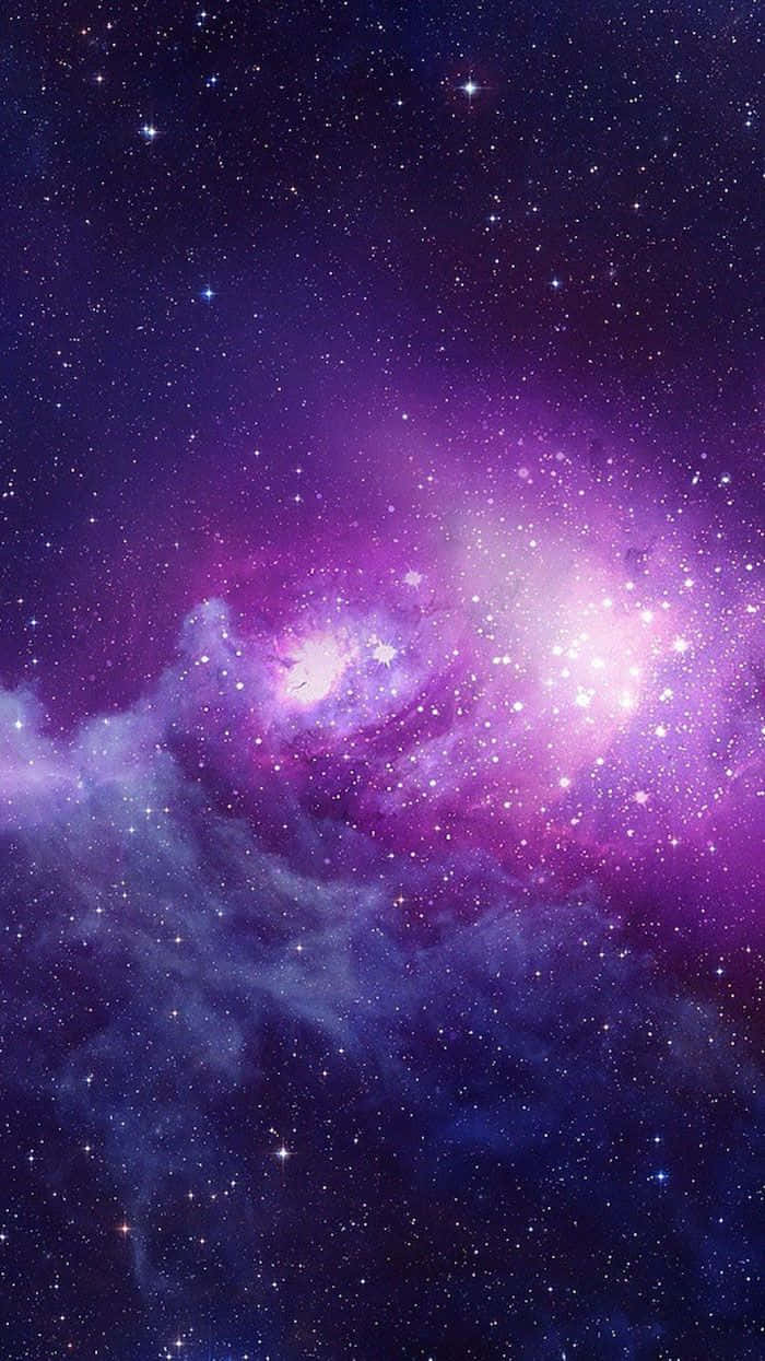 充滿活力的紫色和藍色星雲，在深空中佈滿閃爍的星星。