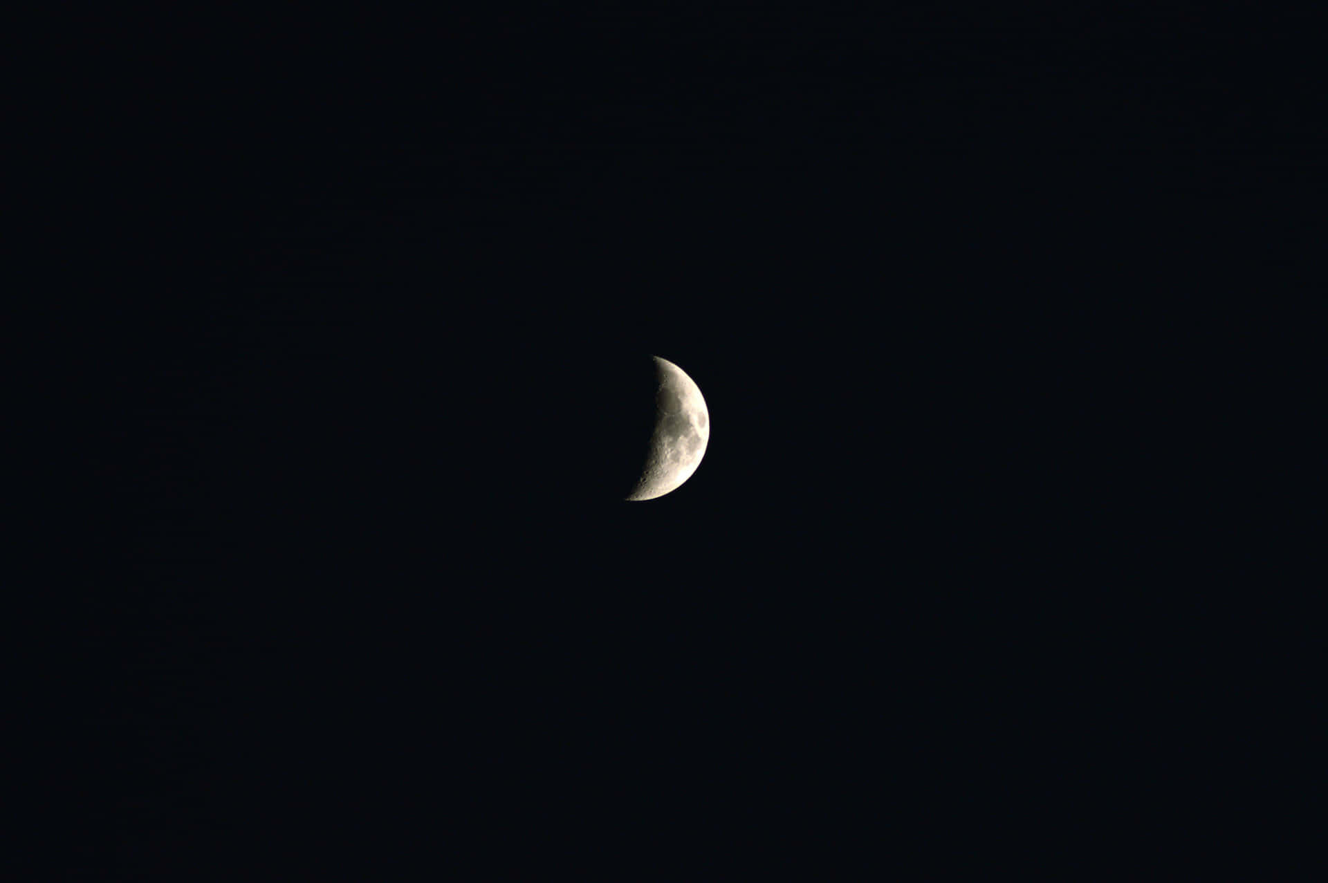 月牙在黑暗的夜空中閃耀。