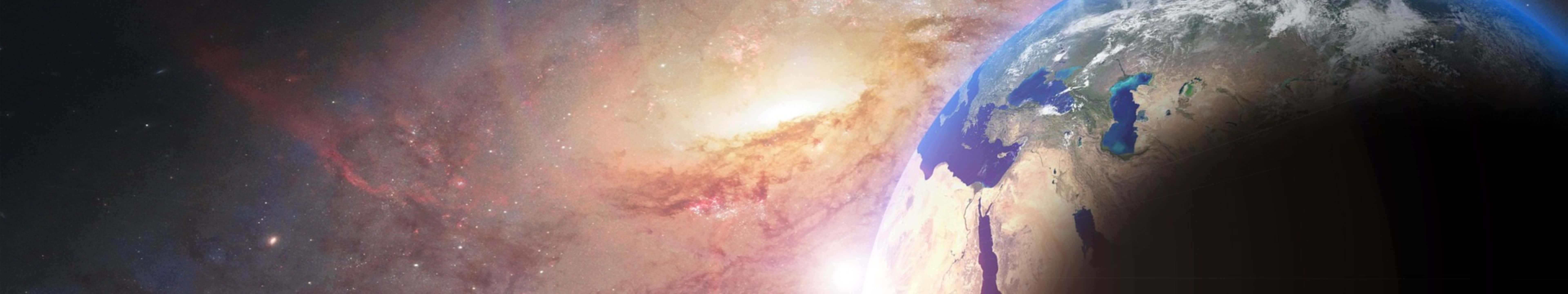 從太空看到的地球，背景有發光的螺旋星系。