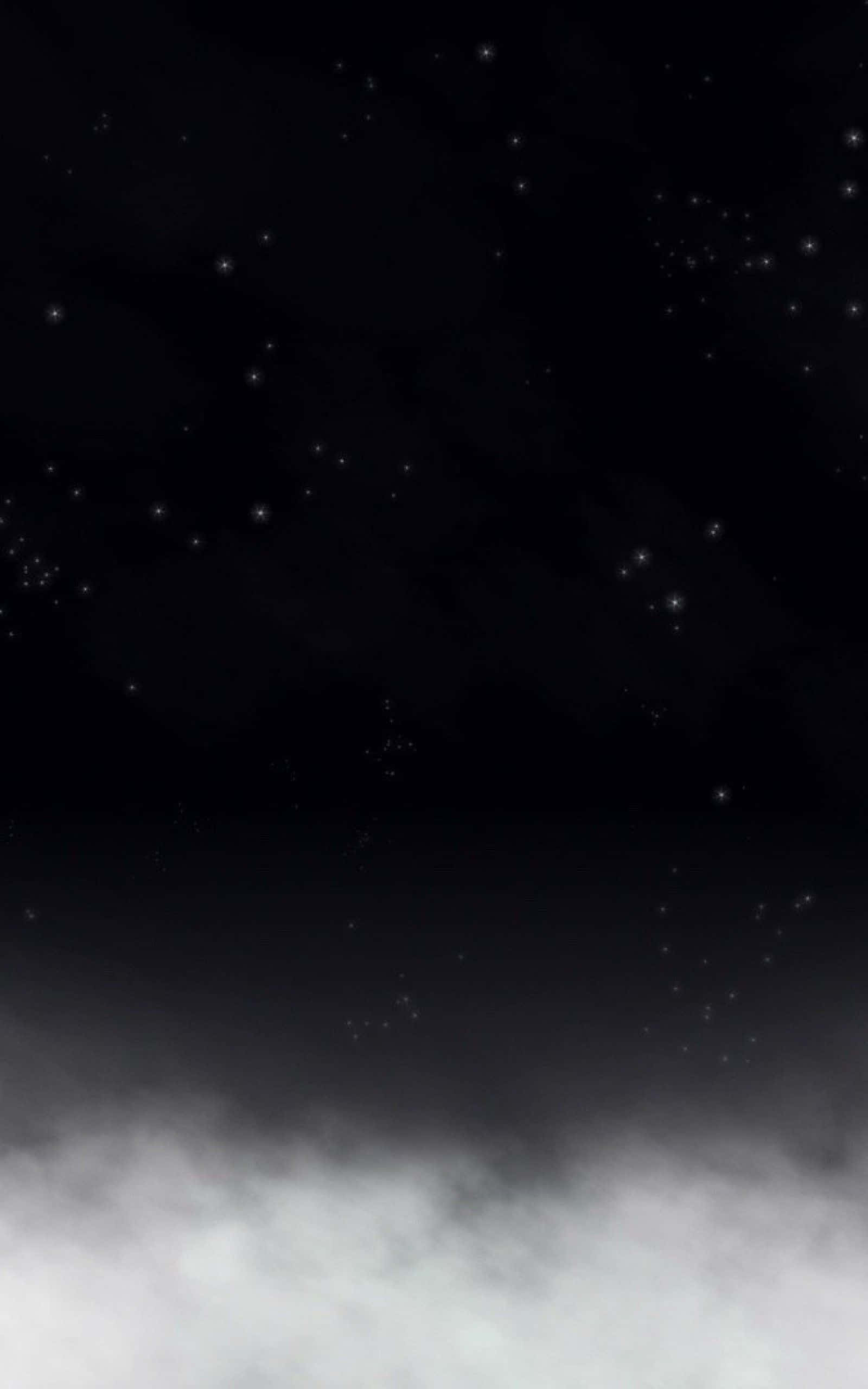 明亮閃耀銀色背景 壁紙 — 寧靜的夜空，閃爍的星星佈滿在柔和發光的雲層之上。