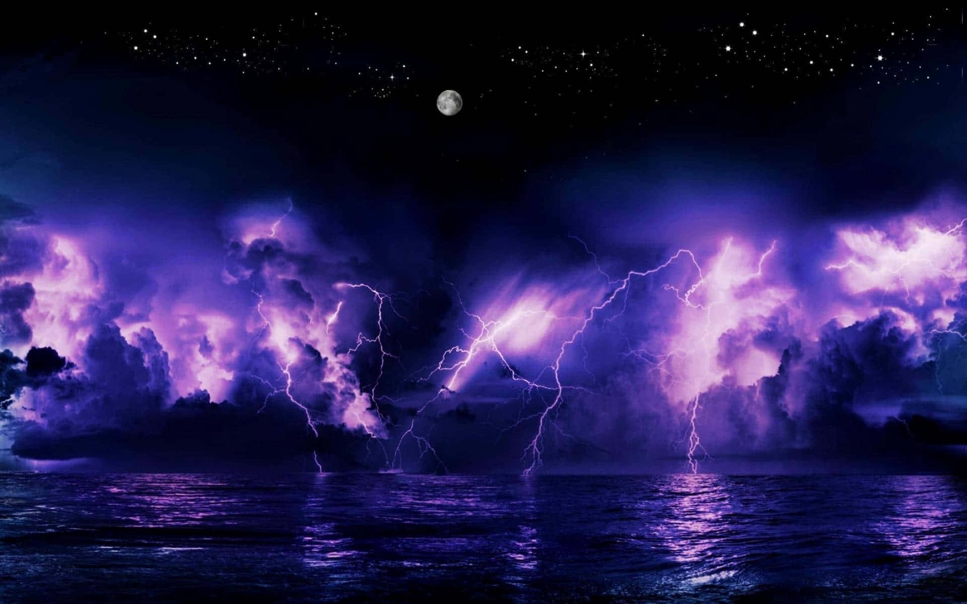 明亮閃電照亮天空 壁紙 — 紫色閃電照亮了黑暗海洋上空的暴風雨夜空，上方有滿月和星星。