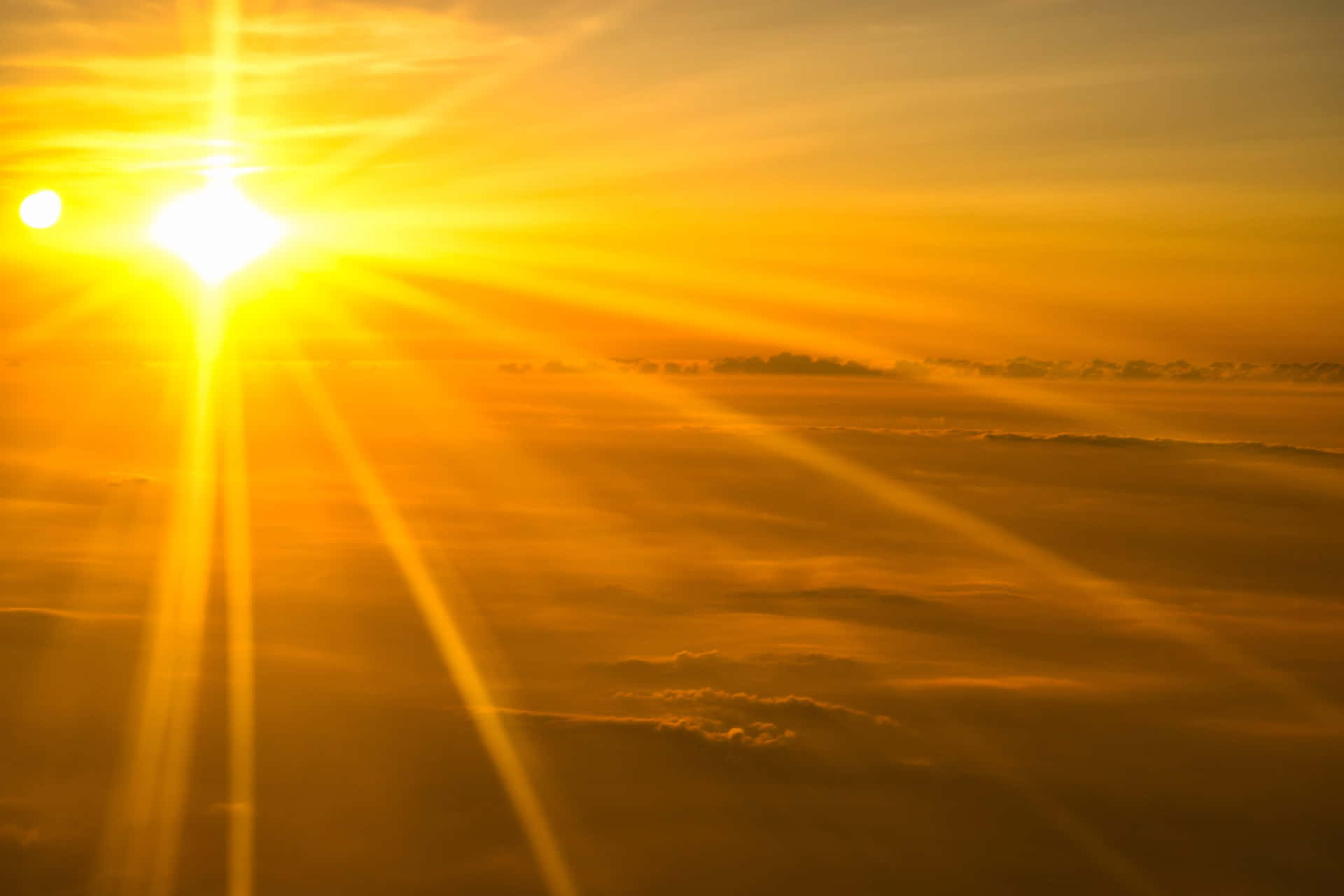 日落時陽光穿過雲層散發出金色光芒。