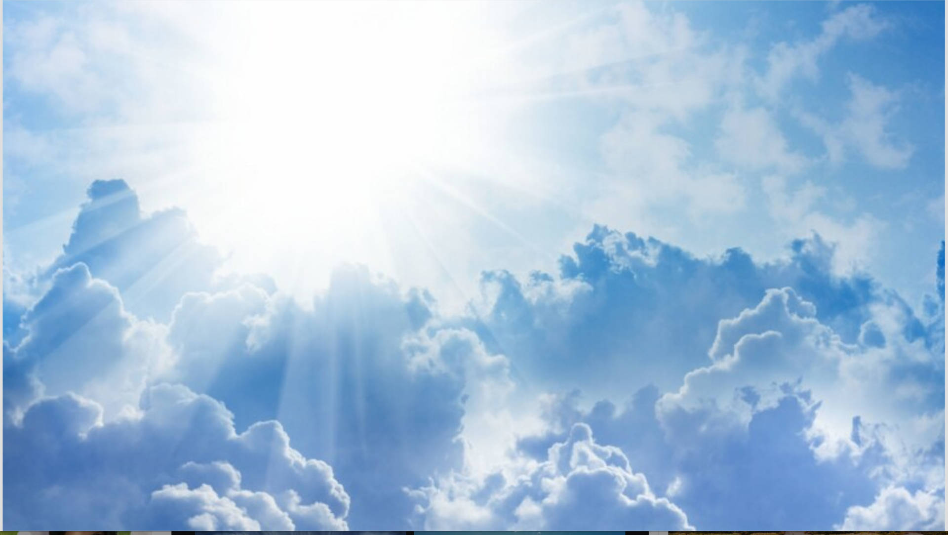 陽光穿過蓬鬆的白雲，照耀在清澈的藍天上。