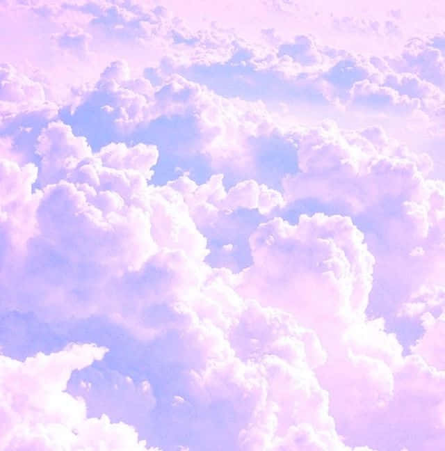 粉紅色和薰衣草色雲朵在寧靜的天空中漂浮。
