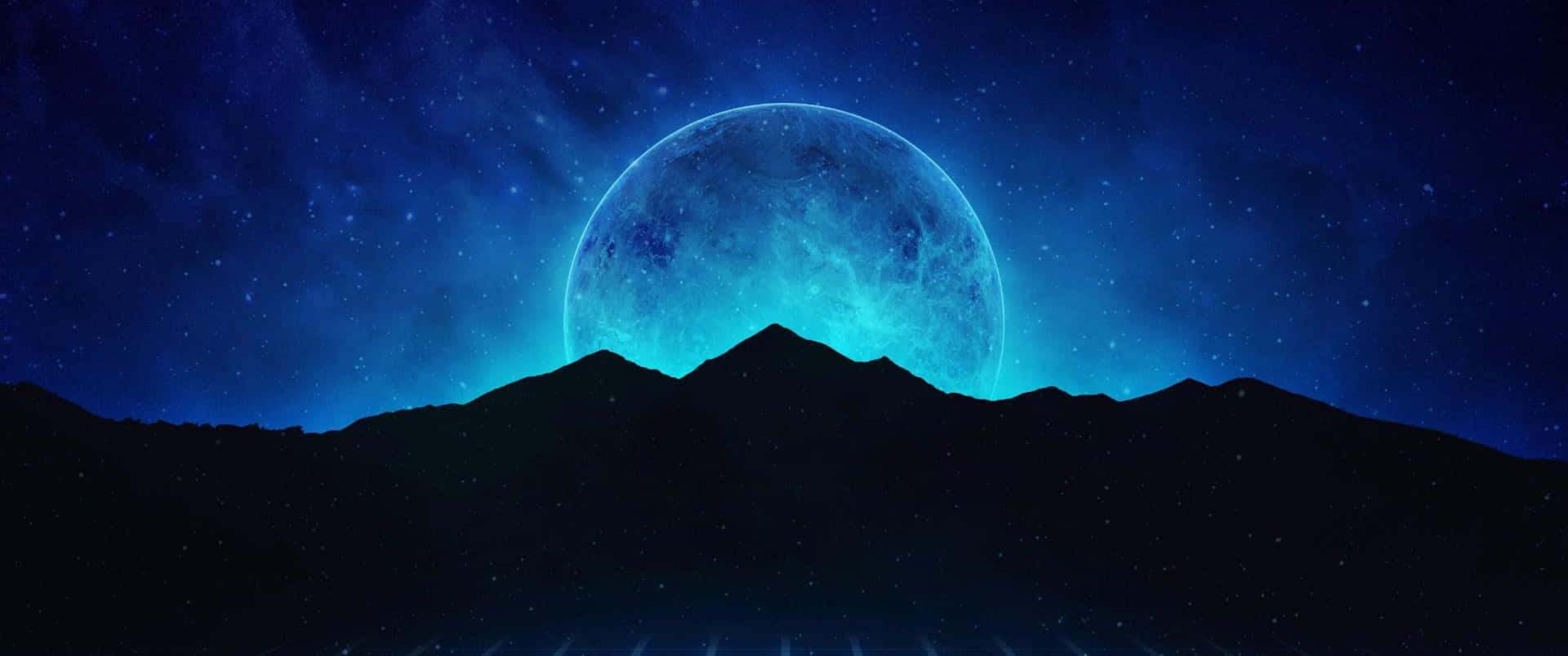 發光的藍月亮和星空下的黑暗山脈。