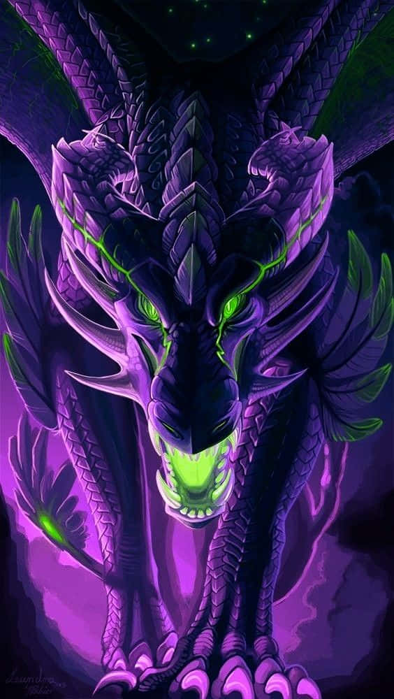 在黑暗奇幻場景中，一隻帶有發光綠色眼睛和牙齒的紫色巨龍。