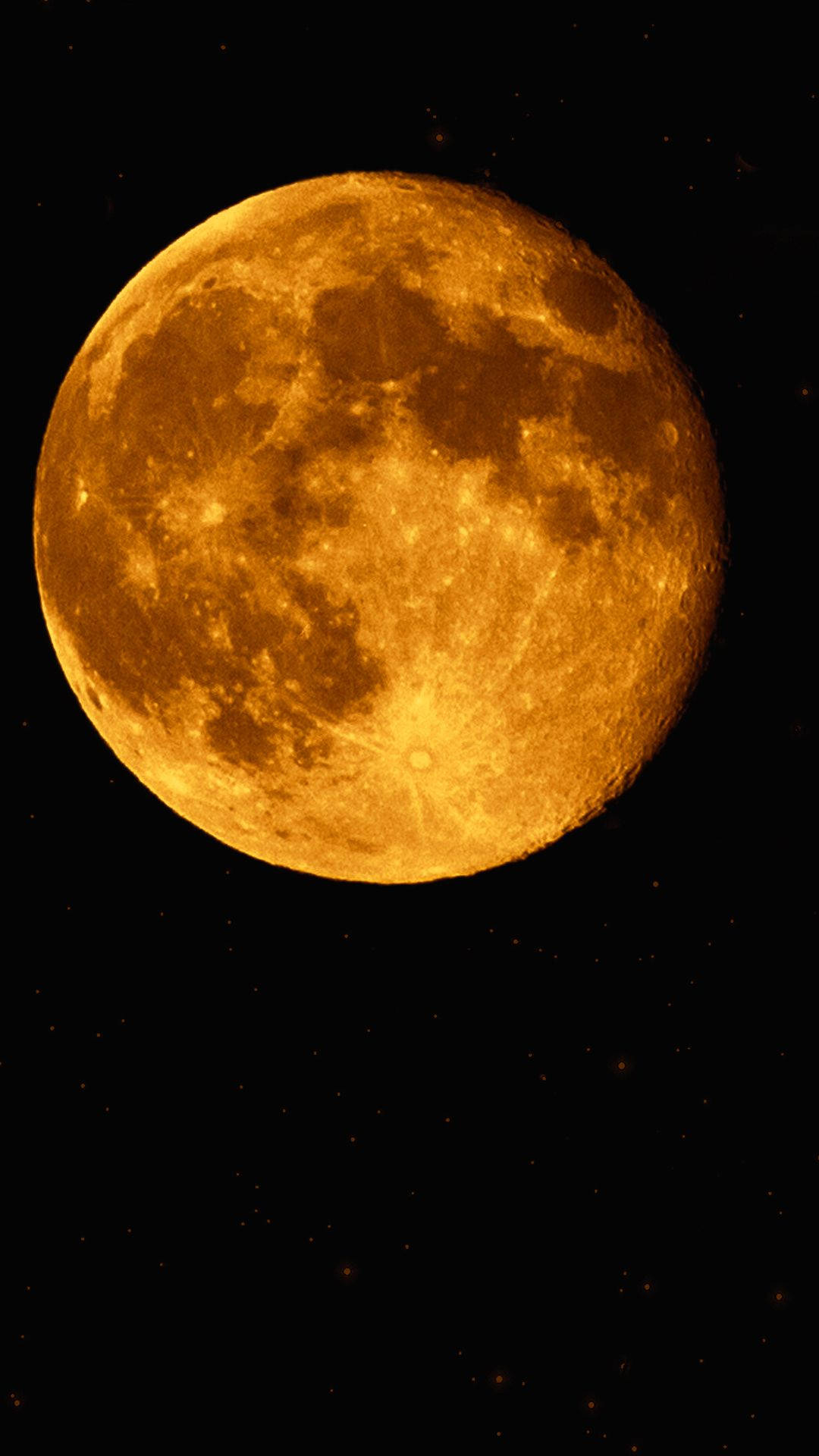 在繁星點點的夜空下，一顆帶有隕石坑的巨大橙色月亮。