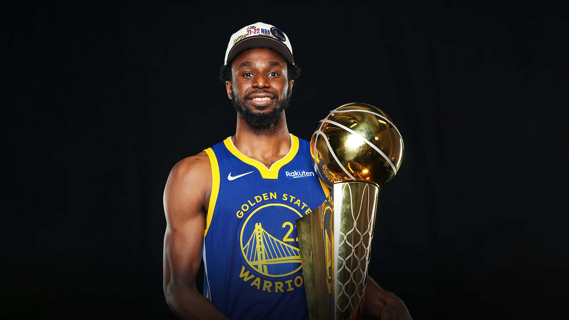 金州勇士球員手持NBA冠軍獎盃，表情喜悅。