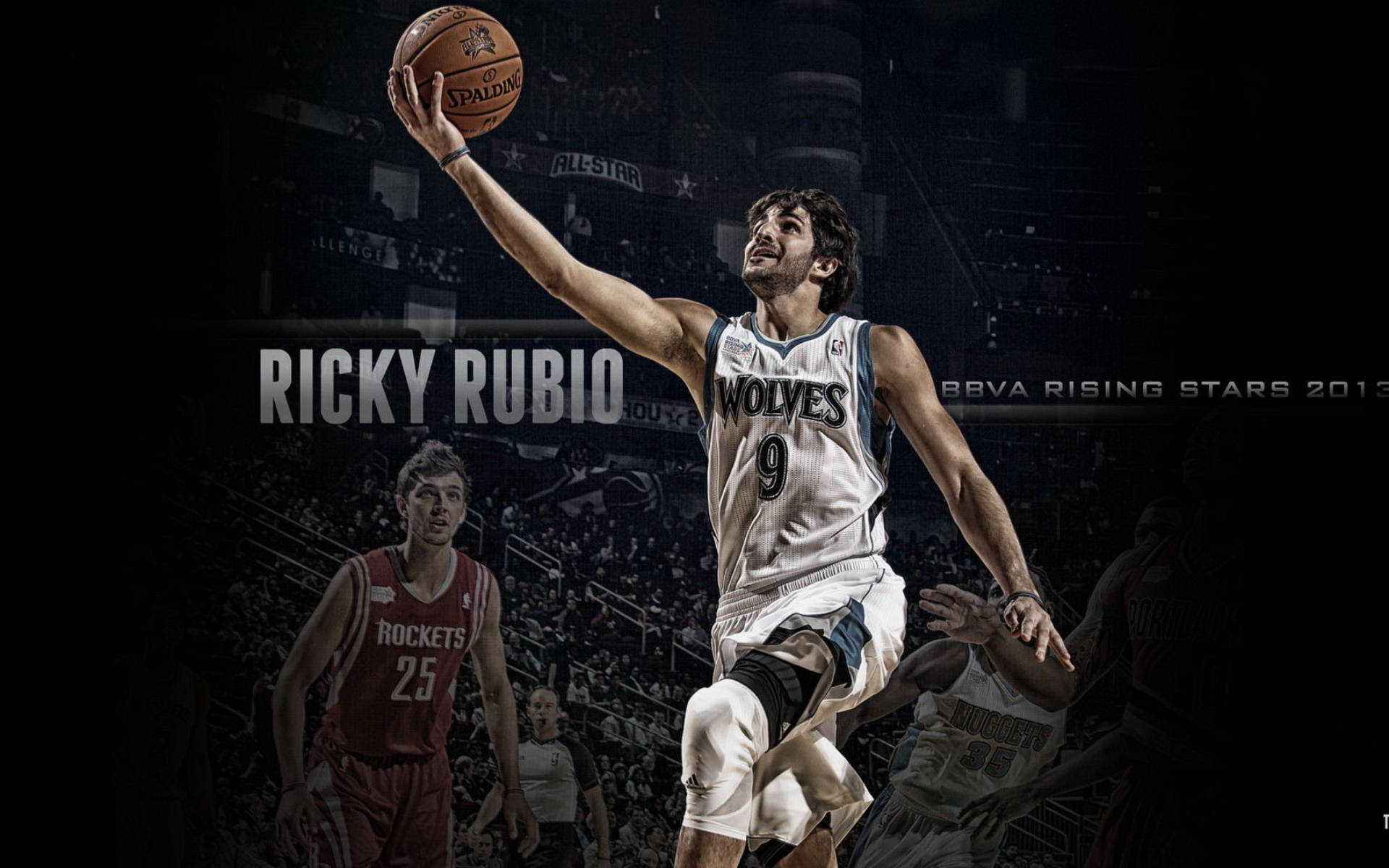 明尼蘇達森林狼隊里基·魯比奧上籃 壁紙 — Ricky Rubio 在籃球比賽中動態跳躍，身穿狼隊球衣，手持Spalding籃球，背景為昏暗的球場。
