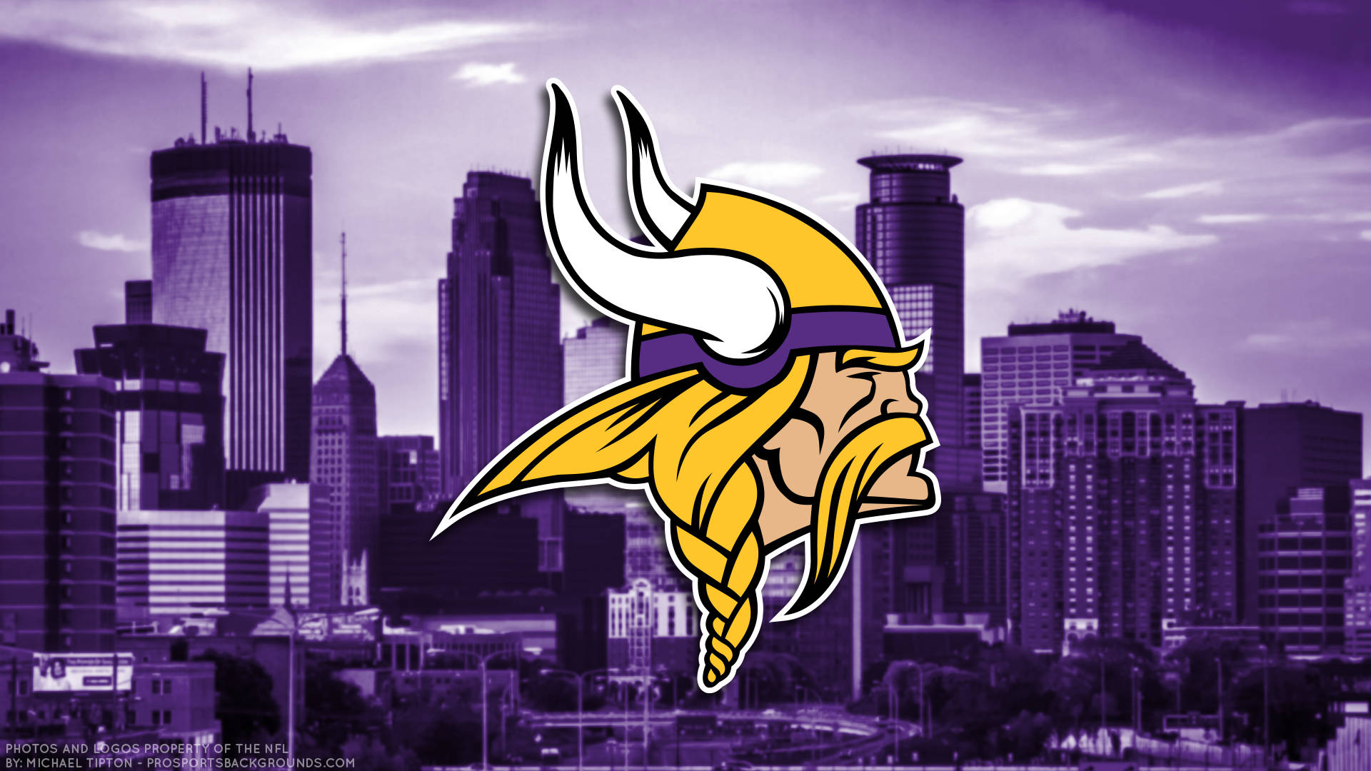 Vikings 標誌疊加在紫色的城市天際線和摩天大樓上。