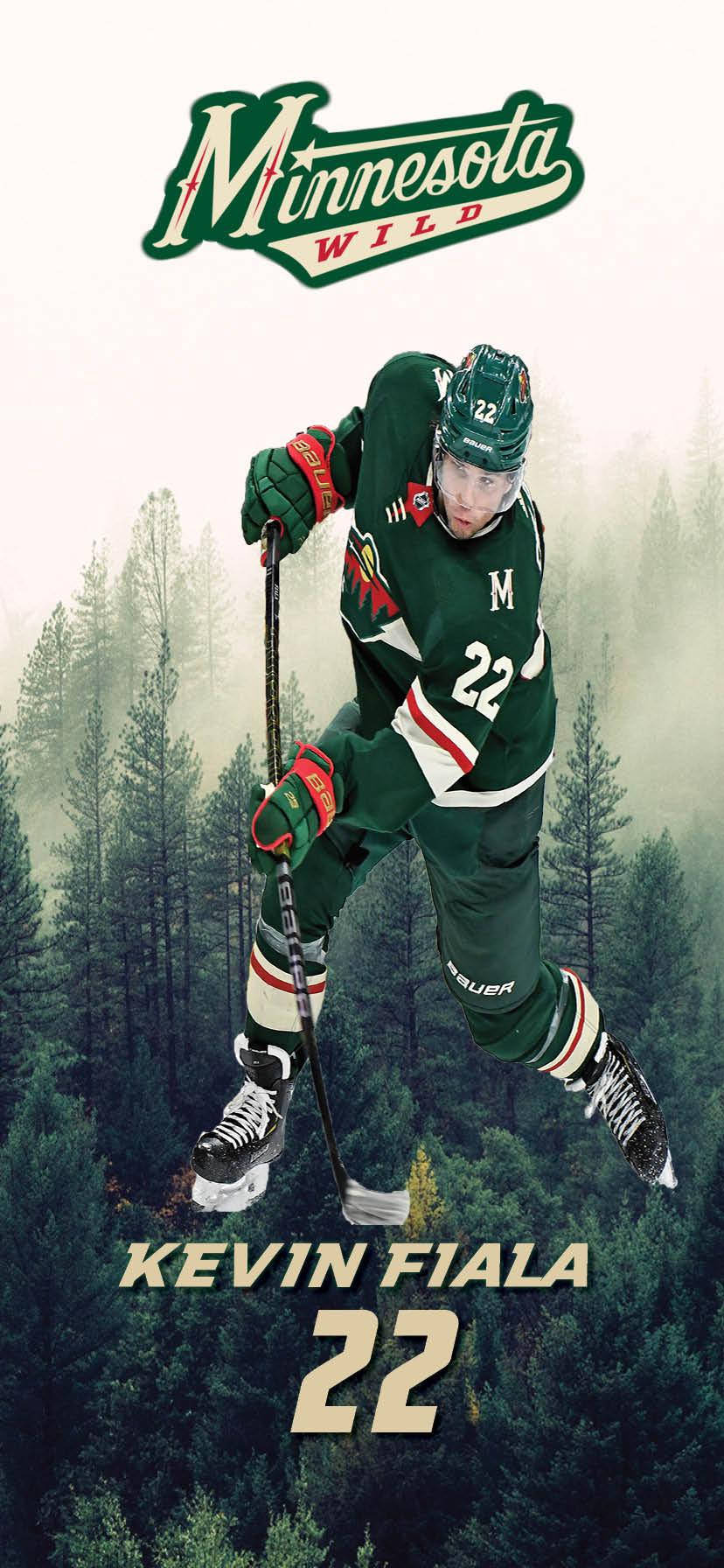 冰球運動員 Kevin Fiala 22 號身穿明尼蘇達荒野隊裝備在森林中跳躍。