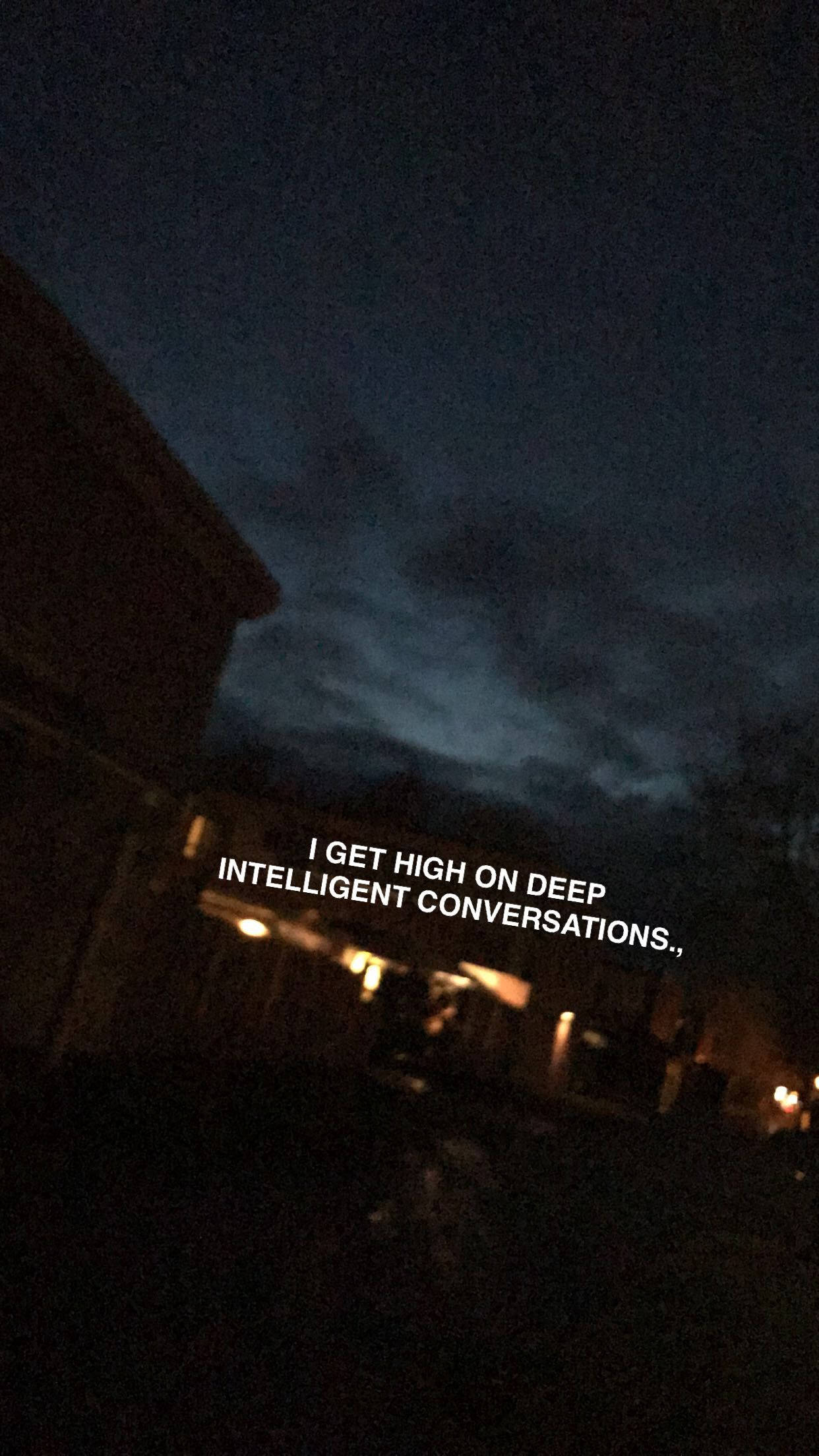 夜空 桌布 壁紙 — 昏暗房屋上方帶有淡淡雲層的黑暗夜空，以及發光的文字疊加。