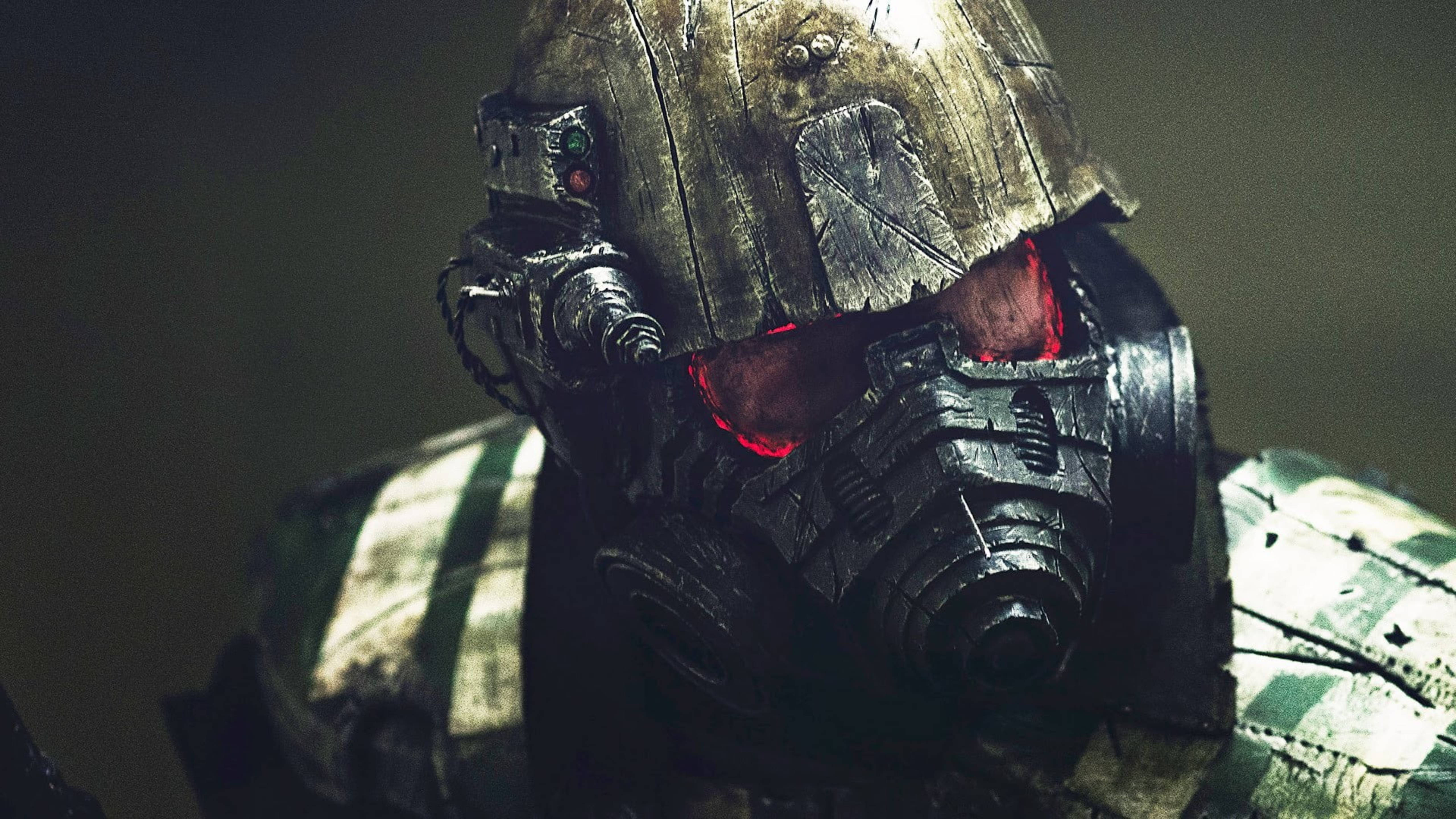 Fallout 4 桌布 壁紙 — 昏暗燈光下，一名身穿重甲、雙眼發出紅光、頭戴破舊頭盔的士兵特寫。