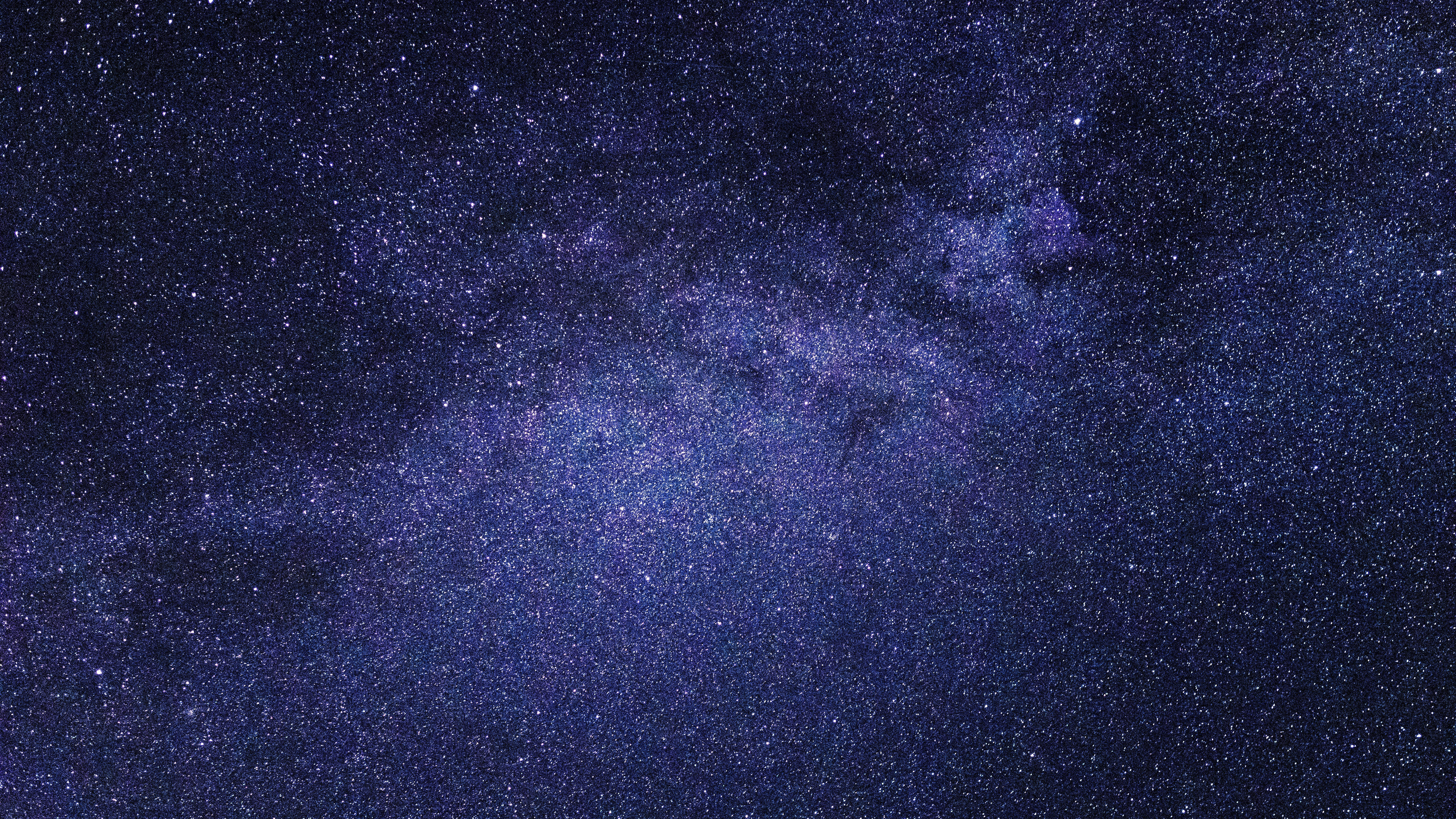 星光灑落的藍色星系 壁紙 — 令人嘆為觀止的銀河系景觀，在繁星點點的夜空中散發著紫色和藍色的光芒。