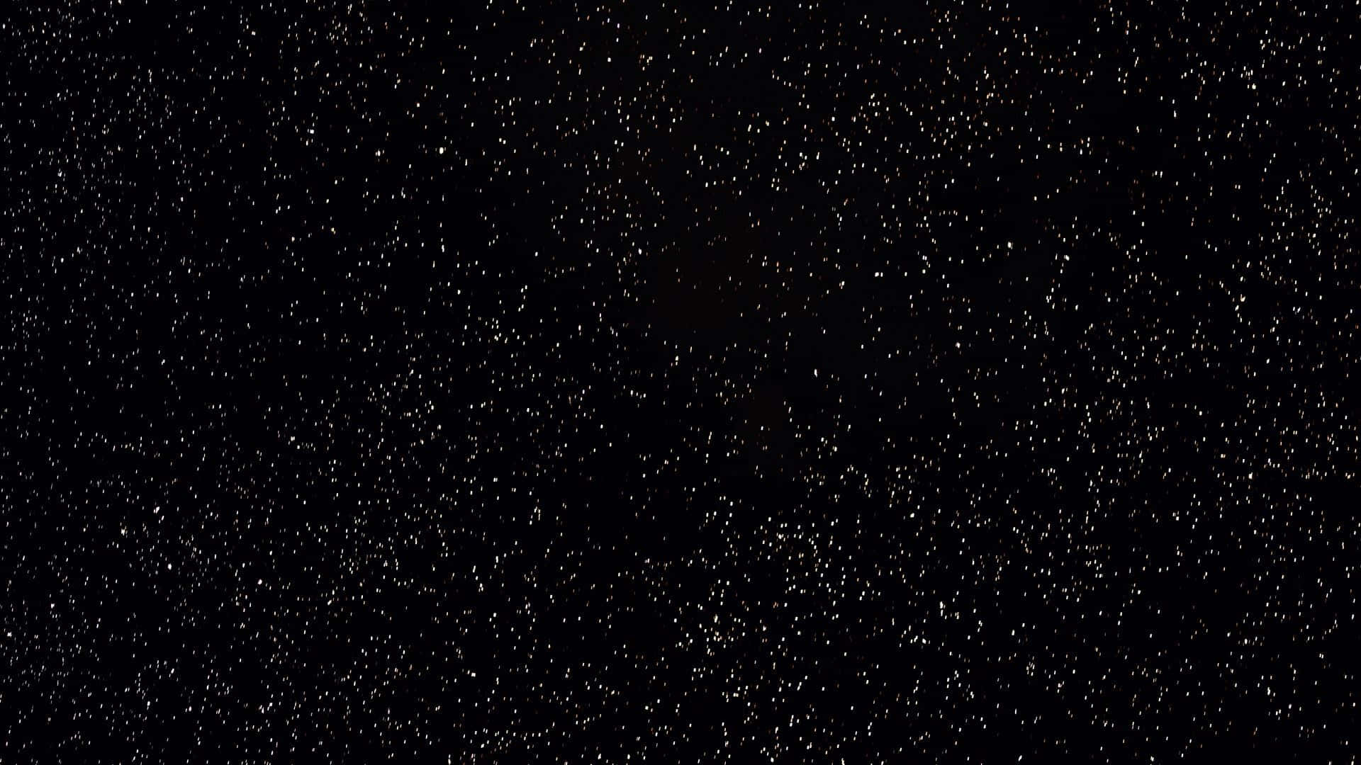 星光璀璨的寧靜夜晚 壁紙 — 廣闊黑暗的宇宙，充滿無數閃爍的星星，中心有微弱發光的星雲。