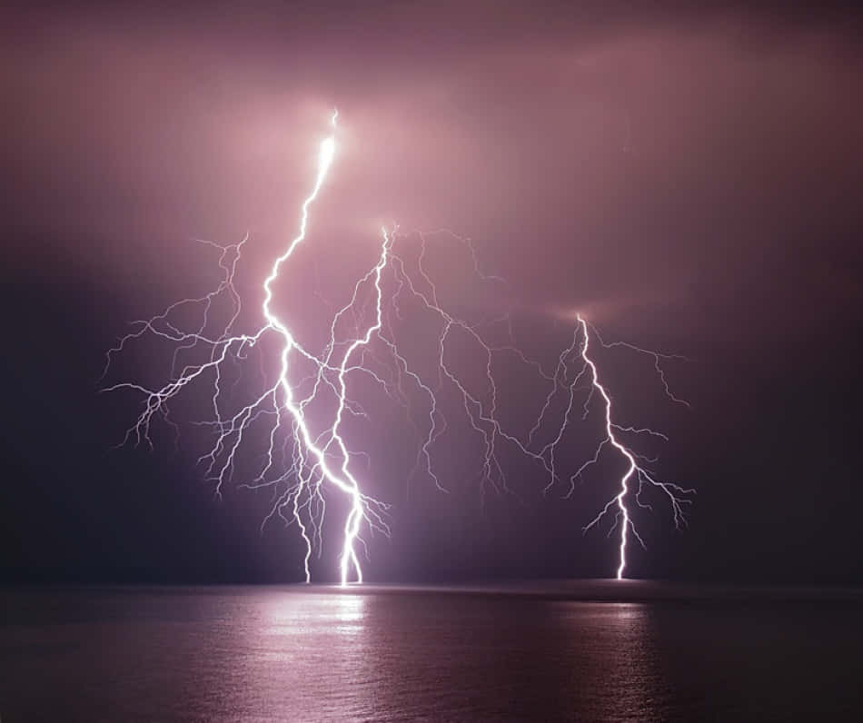 戲劇性的閃電照亮了夜晚的黑暗水面。