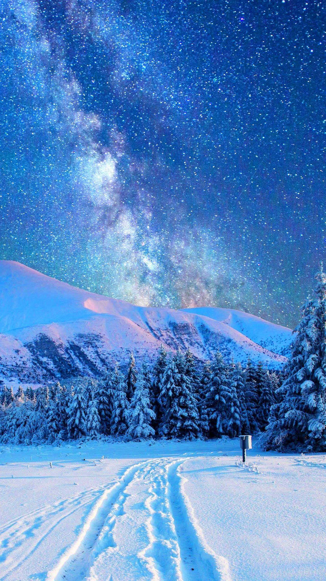 在可見銀河的星空下的積雪山徑