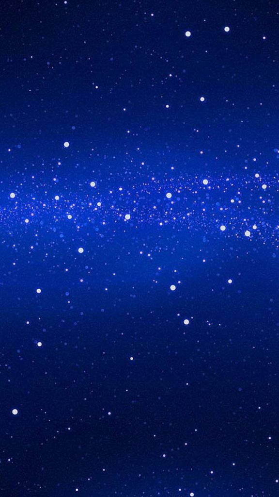 星塵藍色太空手機壁紙 壁紙 — 深藍色夜空佈滿閃爍星星，中央有一條發光的星雲狀帶。