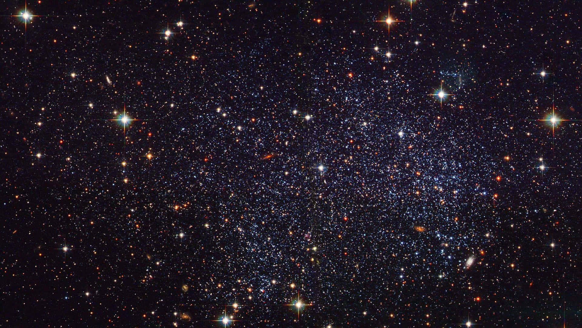 在黑色背景下，深空中閃耀的密集星團。