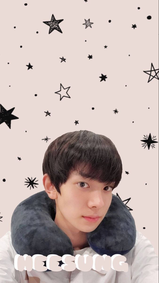 深色頭髮的年輕男子戴著灰色頸枕，背景是帶星星圖案的米色。
