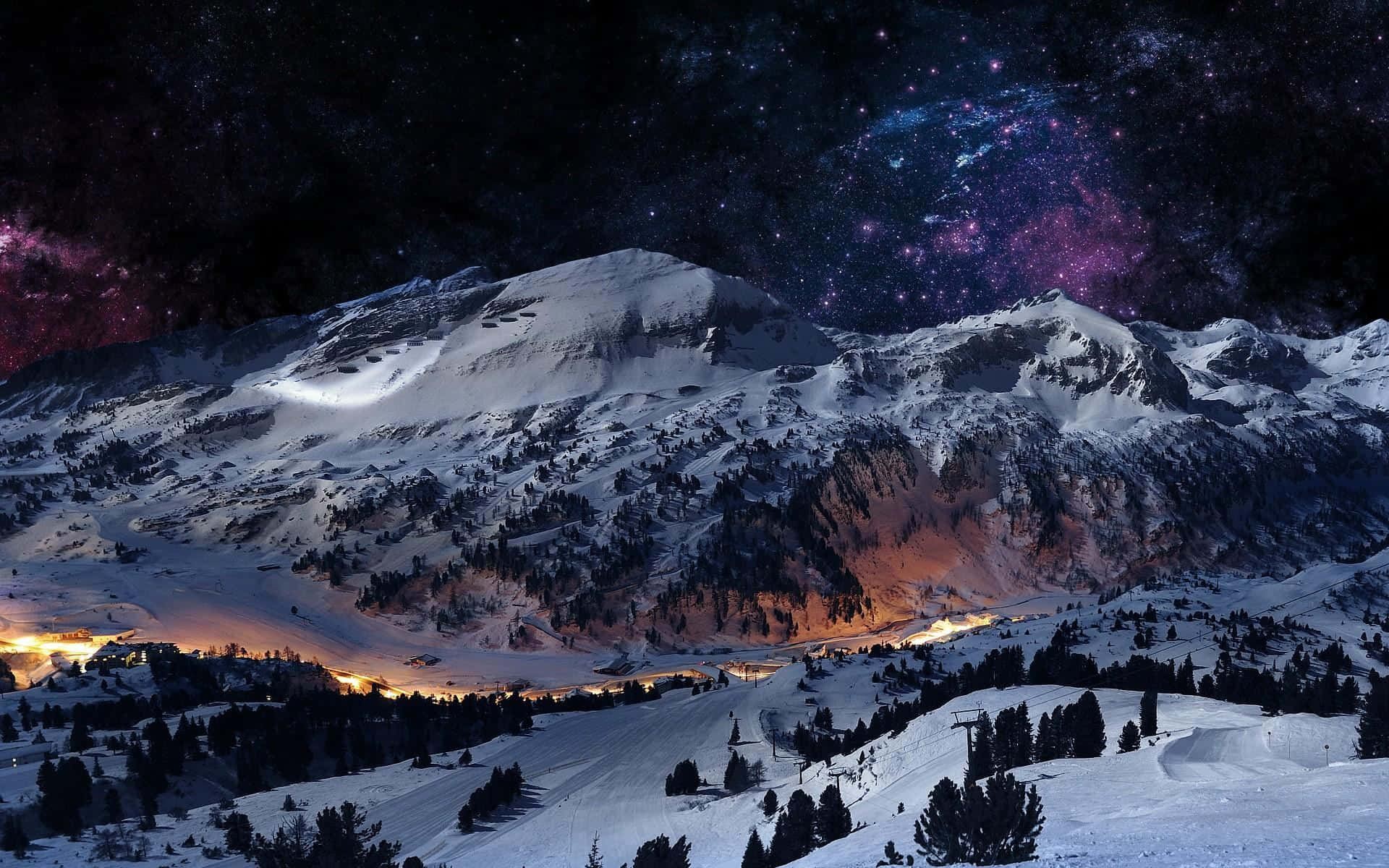星空下積雪的山峰，下方村莊的燈光閃爍。