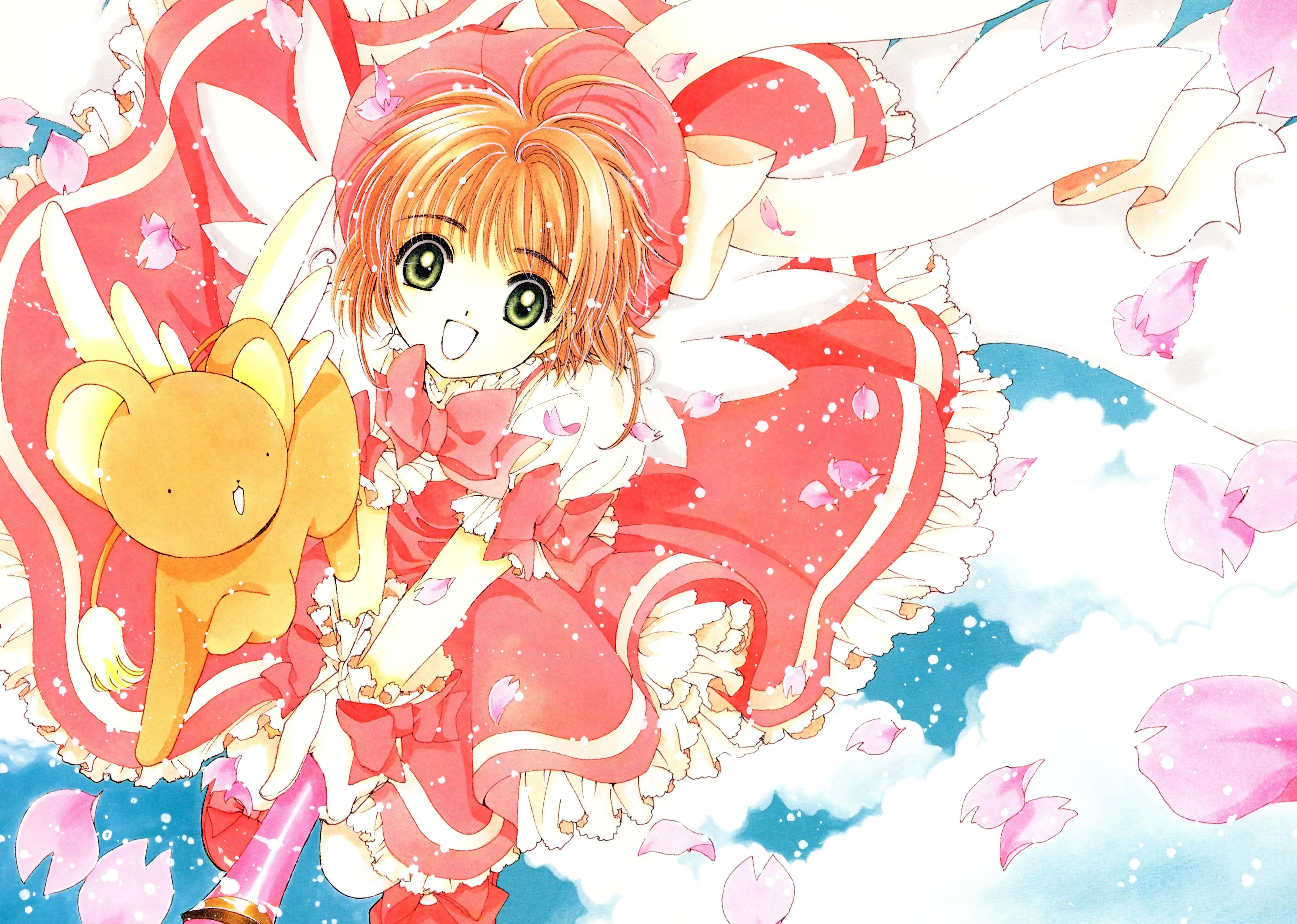 星夜下的表達力櫻——《魔卡少女櫻》動畫系列 壁紙 — 一個開心的動漫女孩穿著紅色荷葉邊連衣裙，在飄落的粉紅色花瓣中漂浮，旁邊有一隻黃色生物。
