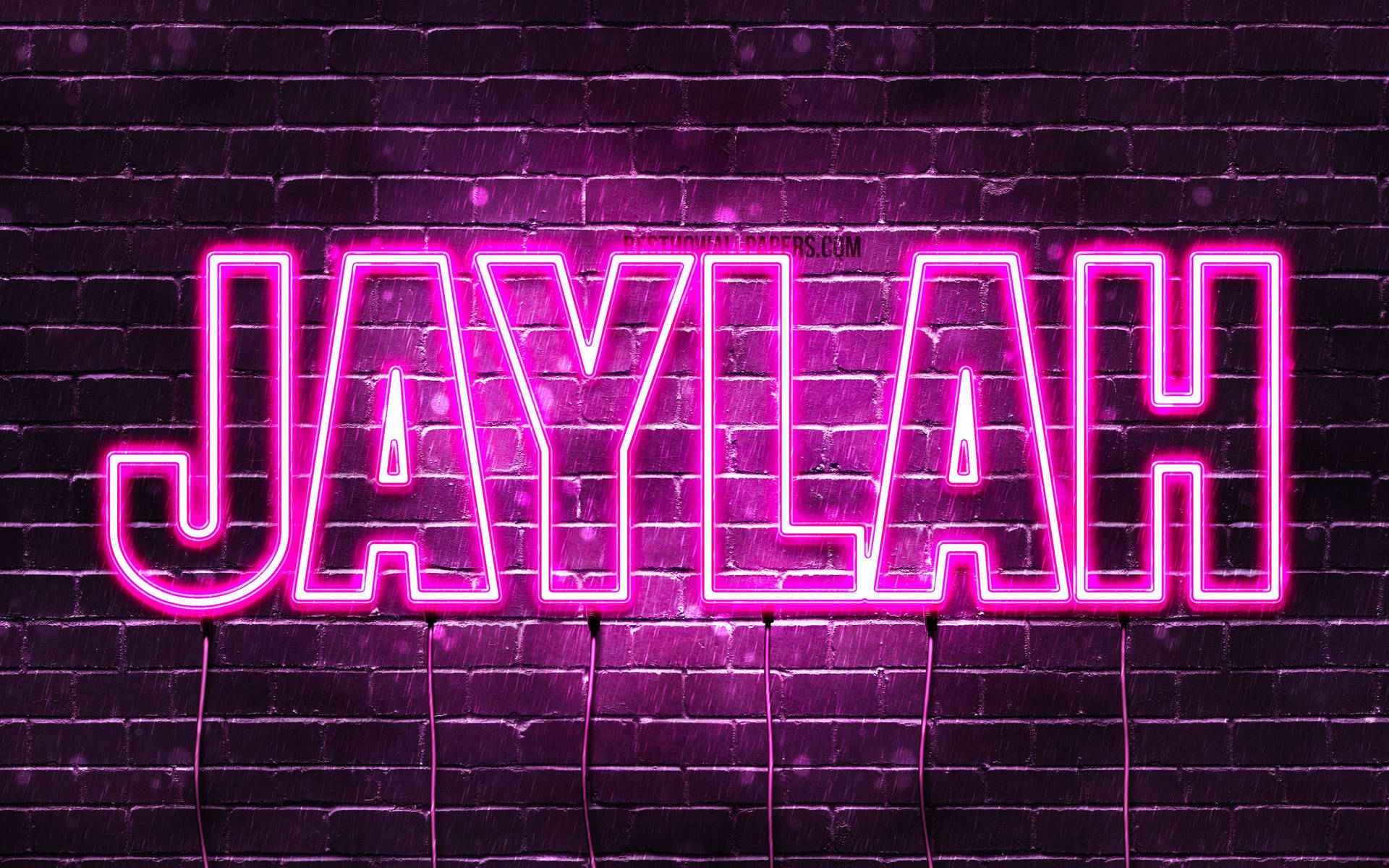 夜間在深色磚牆上顯示JAYLAH的粉紅色霓虹燈牌。