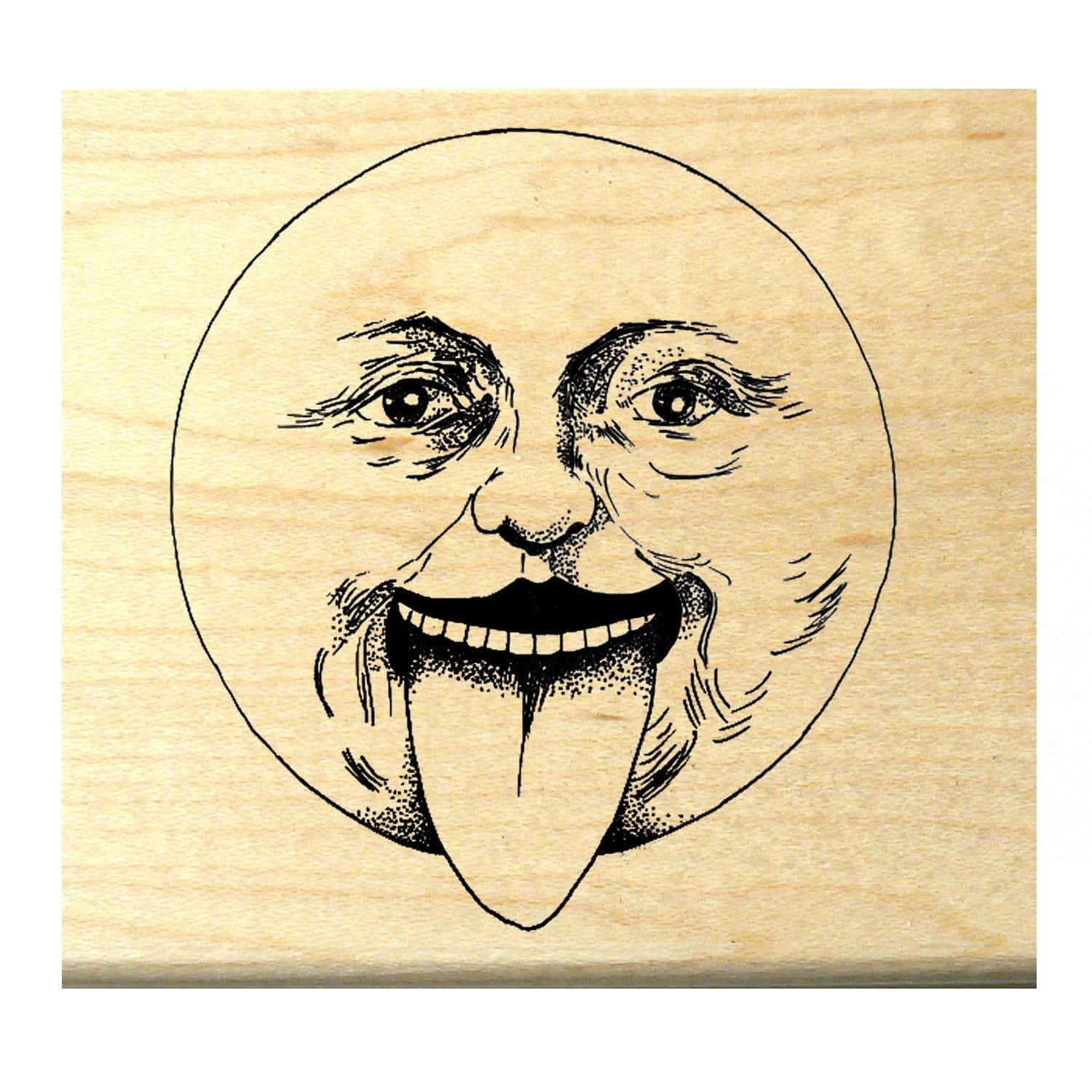 星夜中奇幻的滿月面容 壁紙 — 淺色木頭上蝕刻的黑色墨水插圖，描繪咧嘴大笑並伸出舌頭的月亮人。